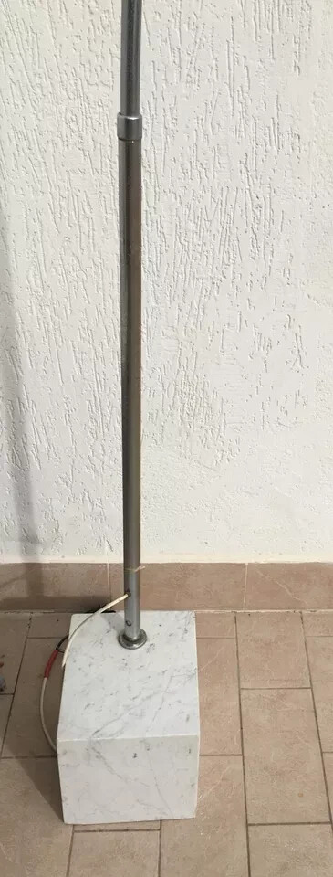 Lampada Ad Arco Cromata Con Base In Marmo