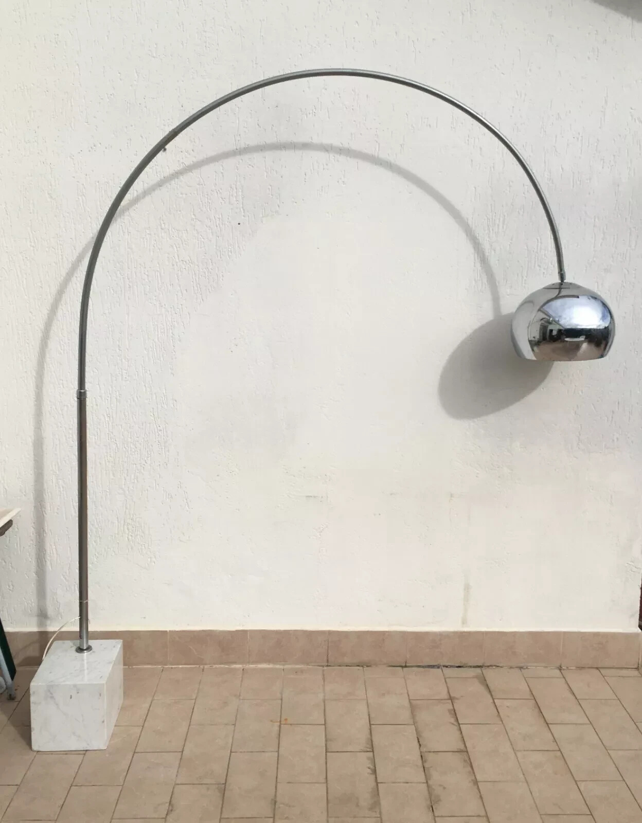 Lampada Ad Arco Cromata Con Base In Marmo