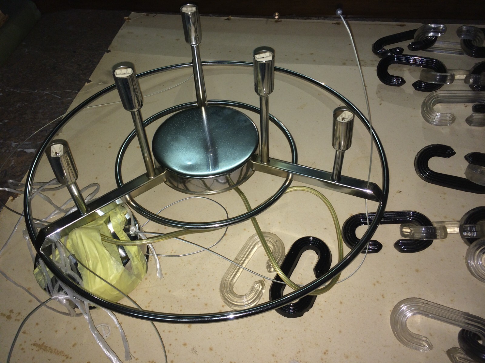Lampada A Sospensione In Vetro E Metallo Con Tre Applique Coordinate
