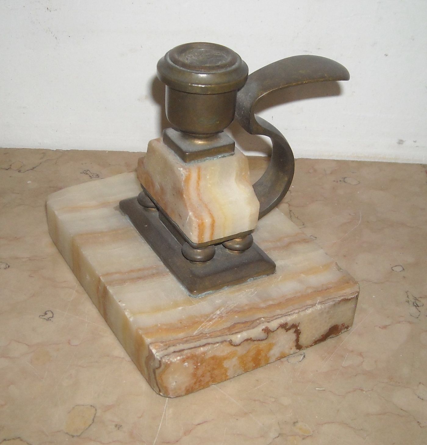 Soprammobile Artistico: Bugia Porta Candela In Marmo E Bronzo