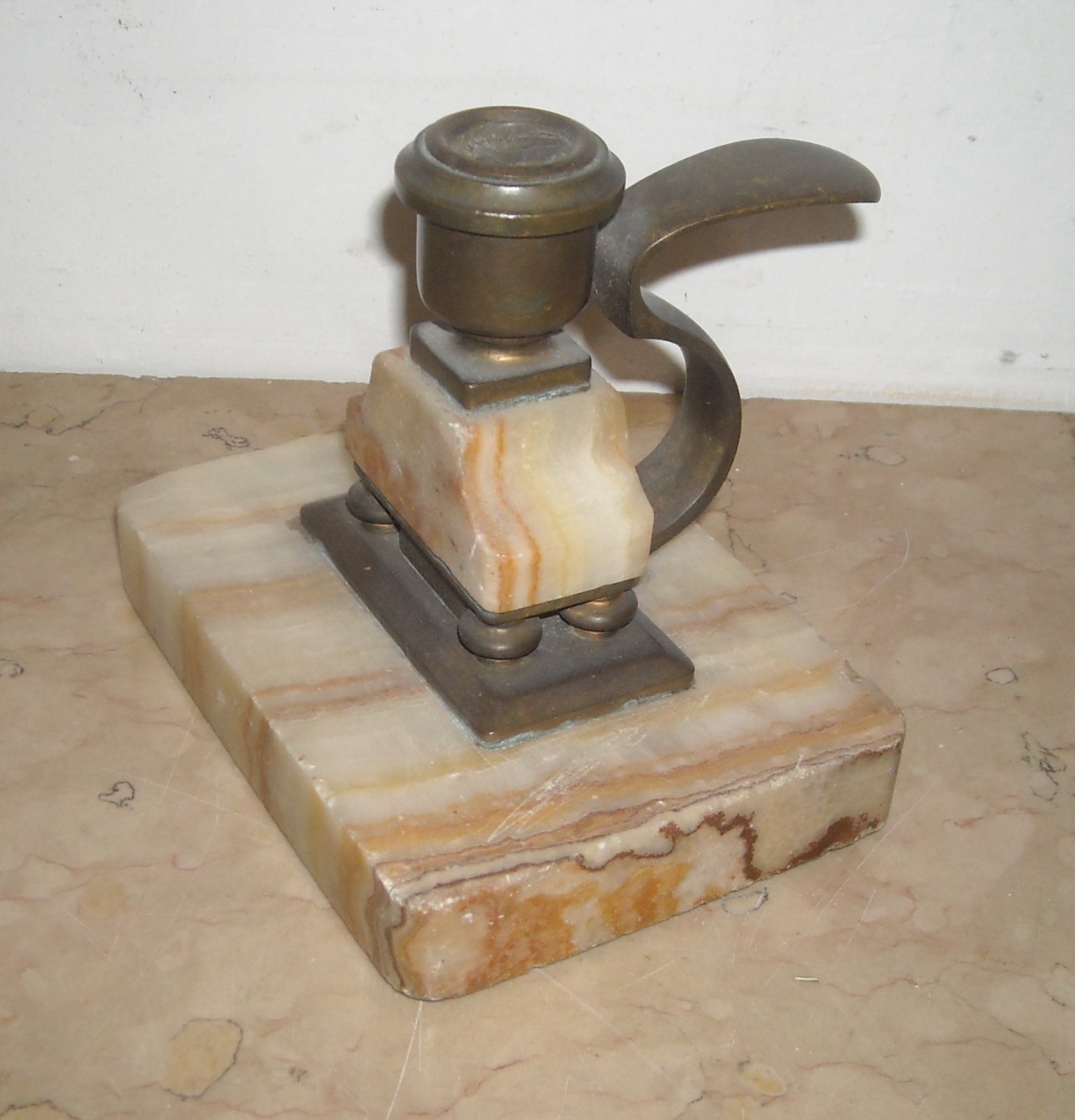 Soprammobile Artistico: Bugia Porta Candela In Marmo E Bronzo