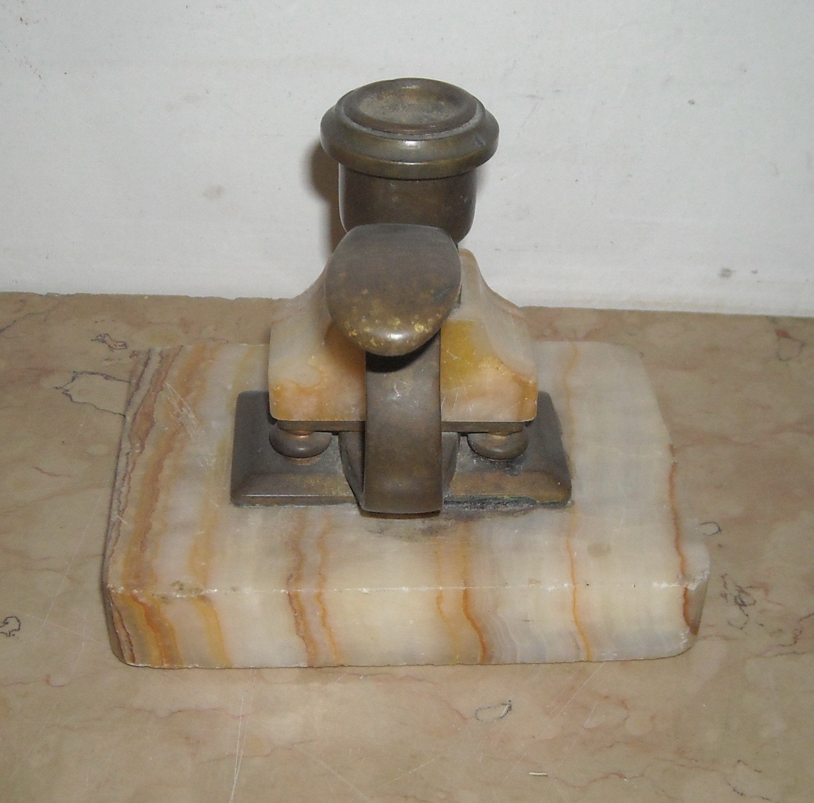Soprammobile Artistico: Bugia Porta Candela In Marmo E Bronzo