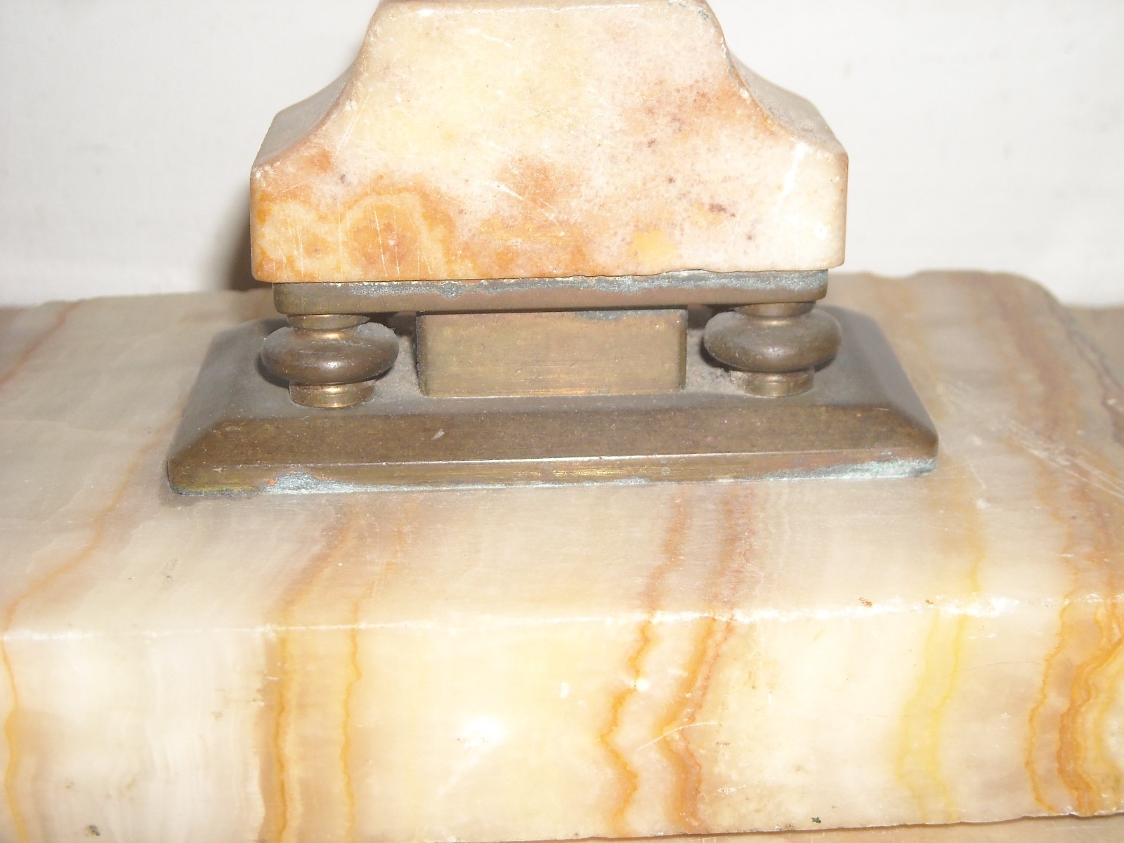 Soprammobile Artistico: Bugia Porta Candela In Marmo E Bronzo
