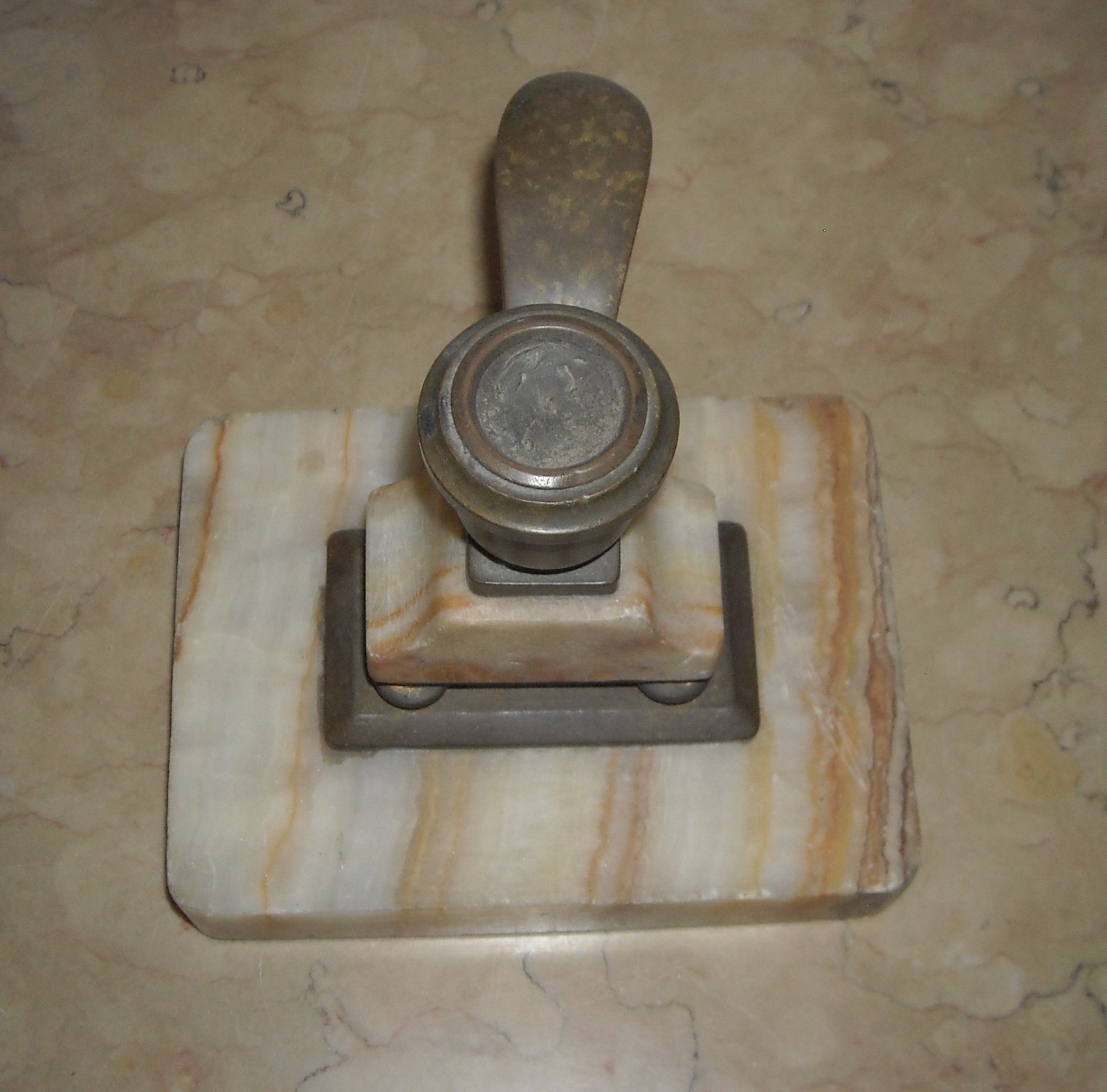 Soprammobile Artistico: Bugia Porta Candela In Marmo E Bronzo