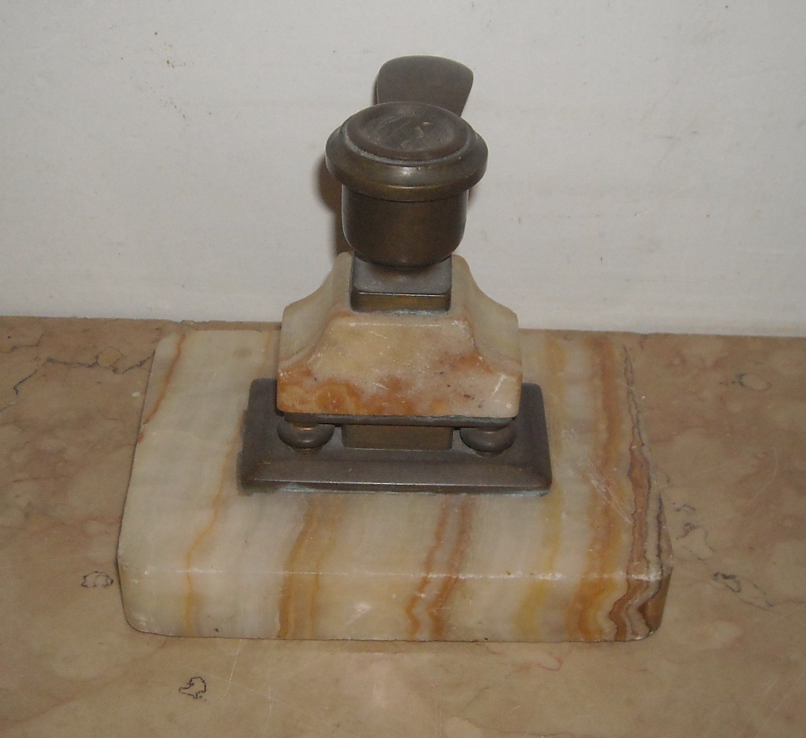 Soprammobile Artistico: Bugia Porta Candela In Marmo E Bronzo