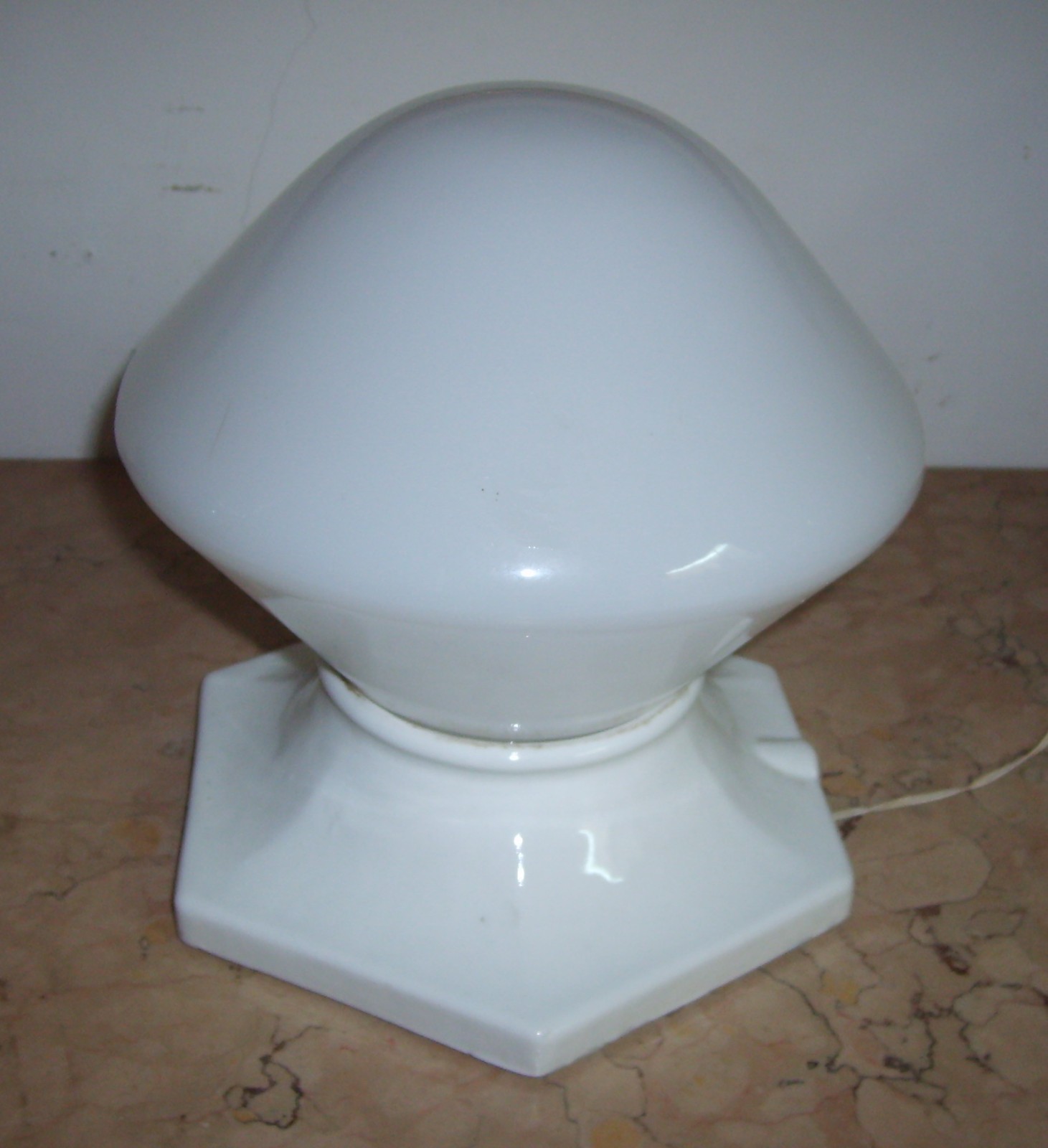 Lampada Da Tavolo Art Deco In Porcellana E Vetro Opalescente