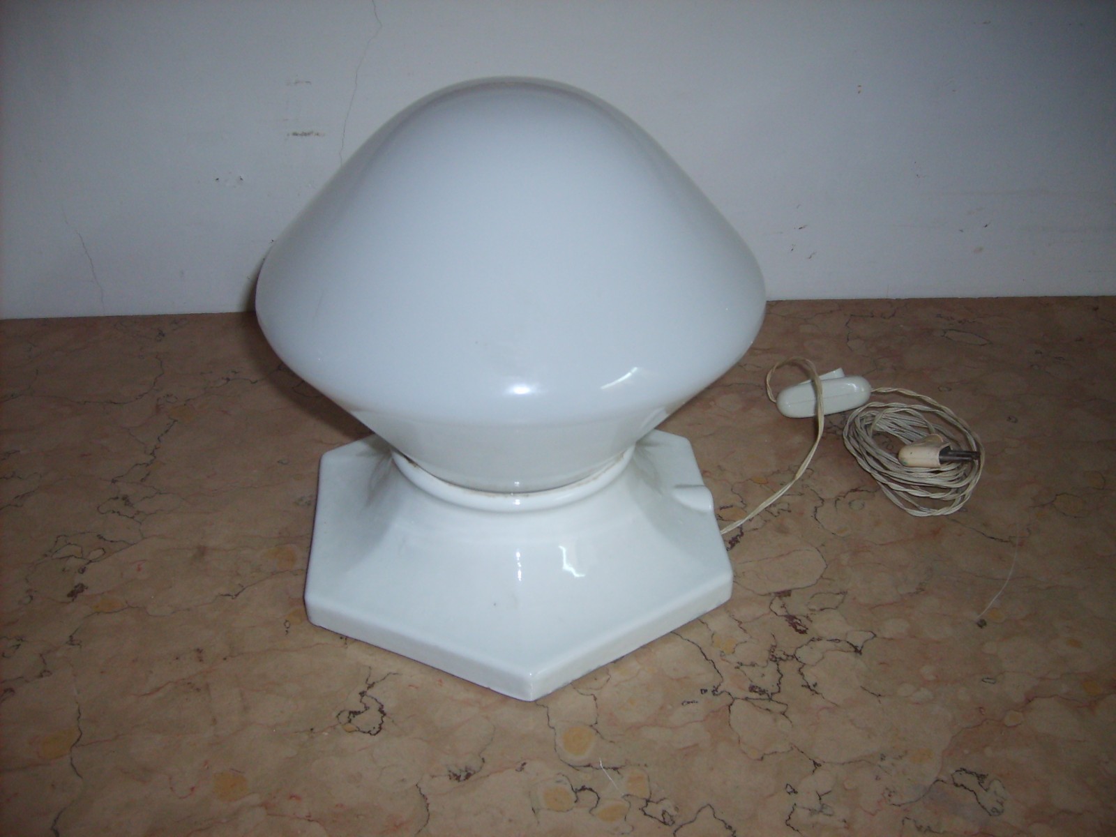 Lampada Da Tavolo Art Deco In Porcellana E Vetro Opalescente