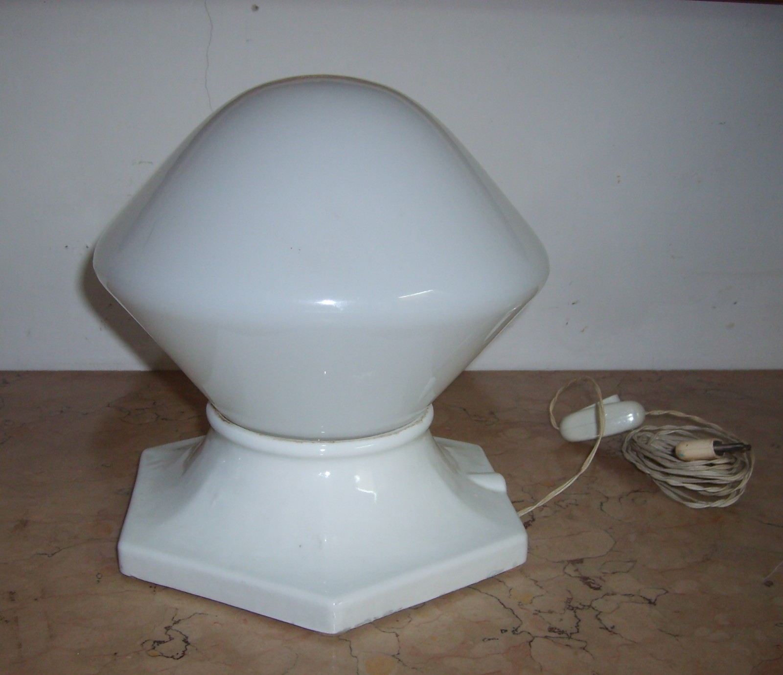 Lampada Da Tavolo Art Deco In Porcellana E Vetro Opalescente
