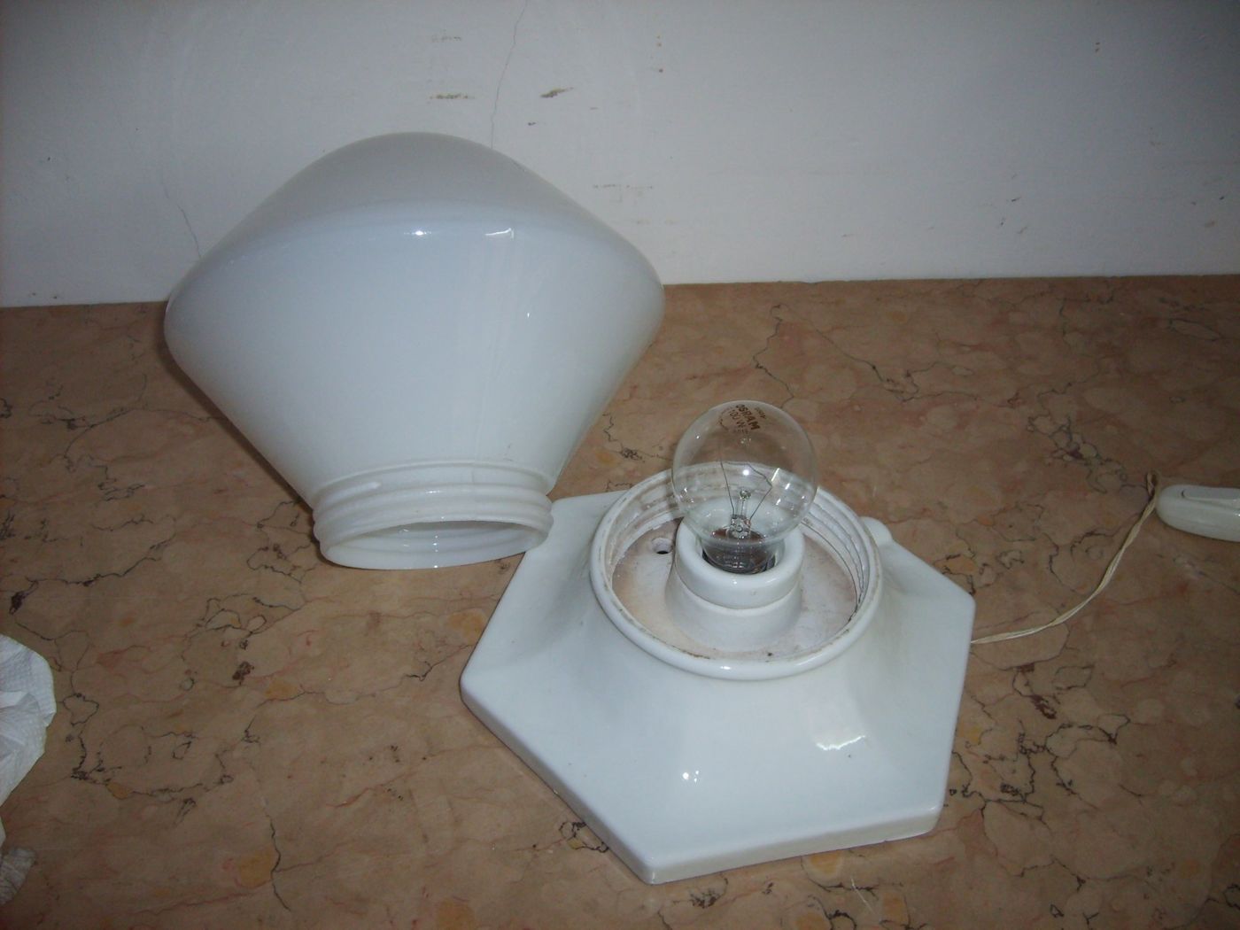 Lampada Da Tavolo Art Deco In Porcellana E Vetro Opalescente