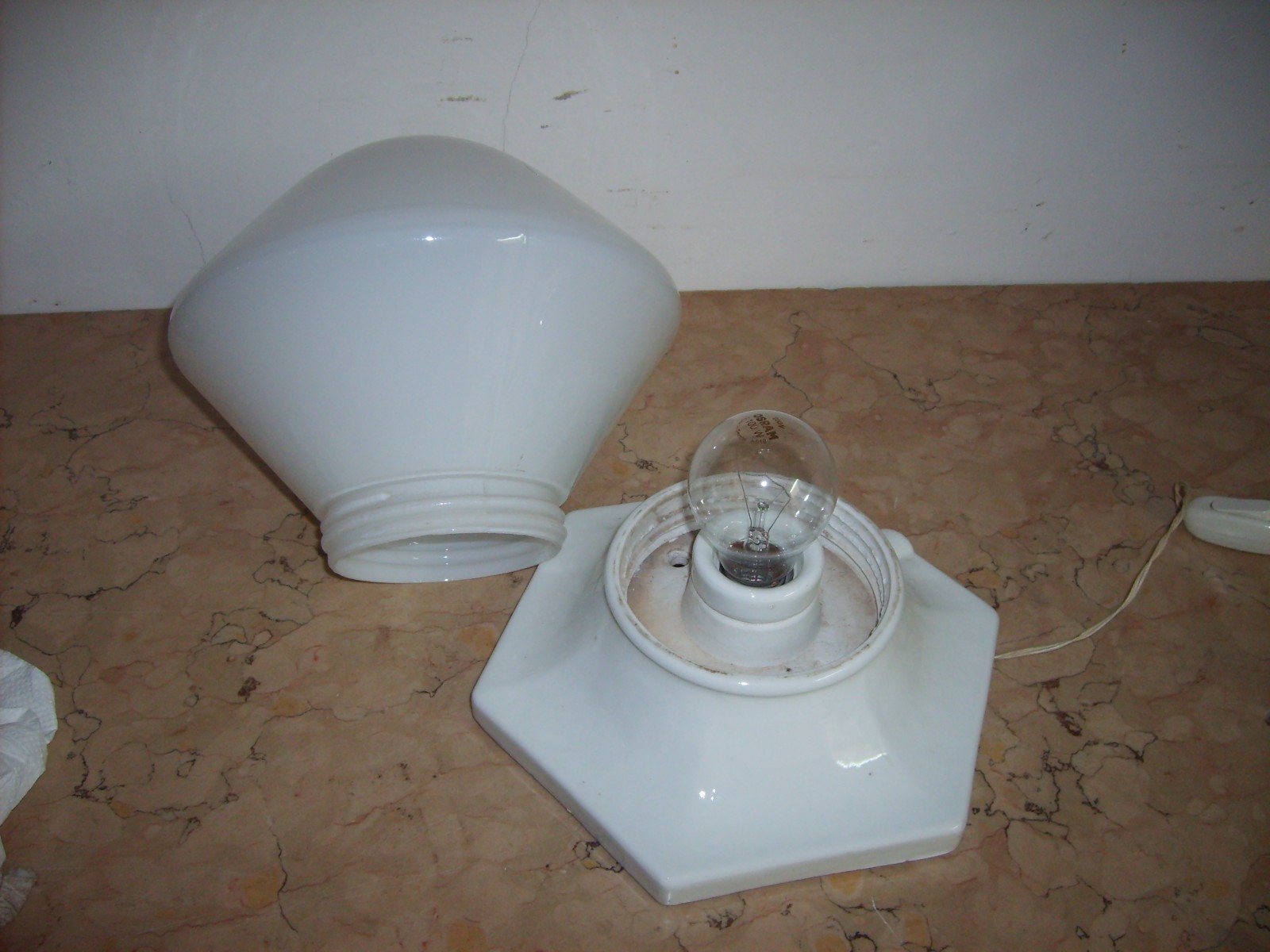 Lampada Da Tavolo Art Deco In Porcellana E Vetro Opalescente