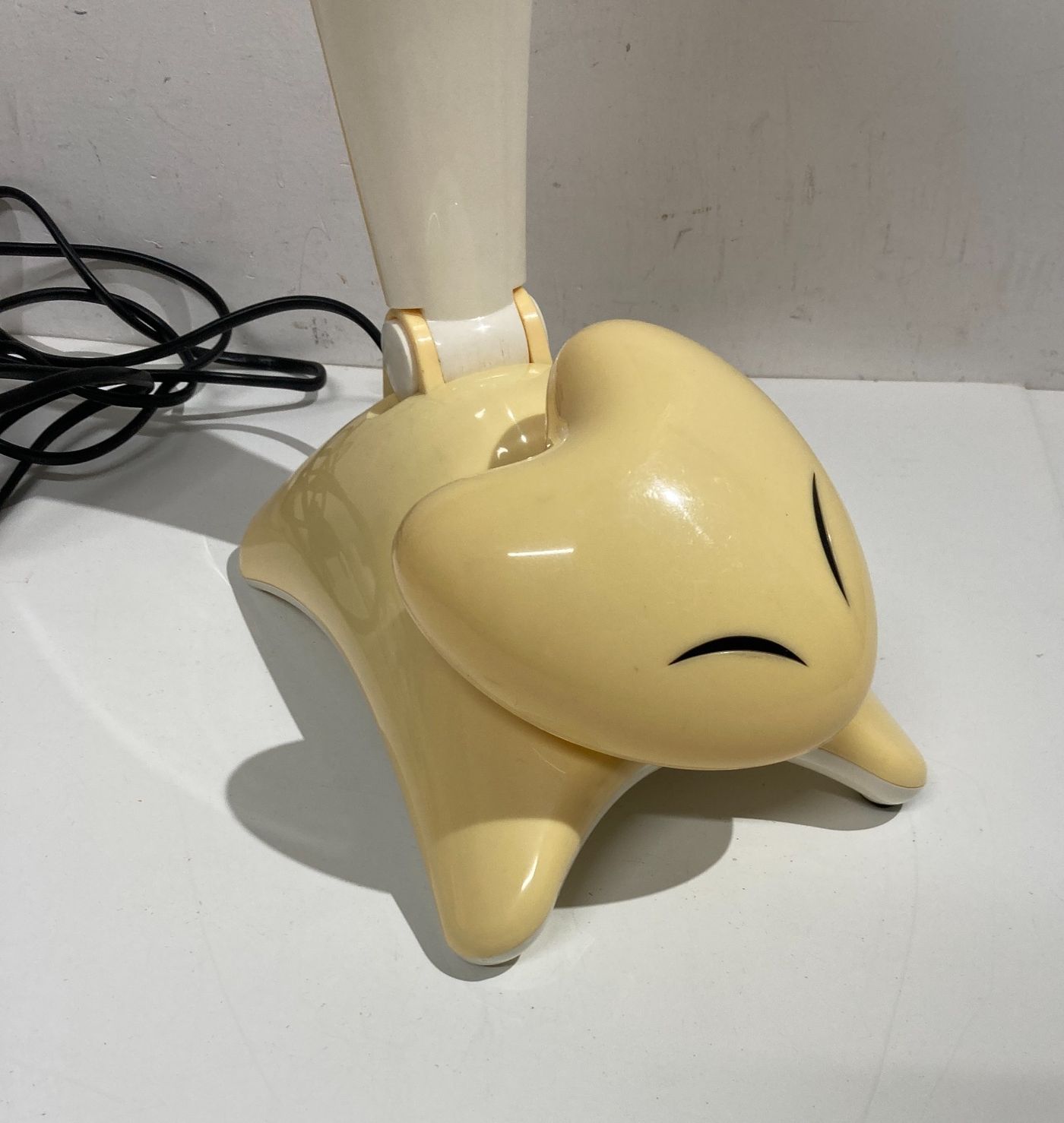 Lampada Da Scrivania Pieghevole In Plastica, Design Anni '80 Con Elemento A Cuore