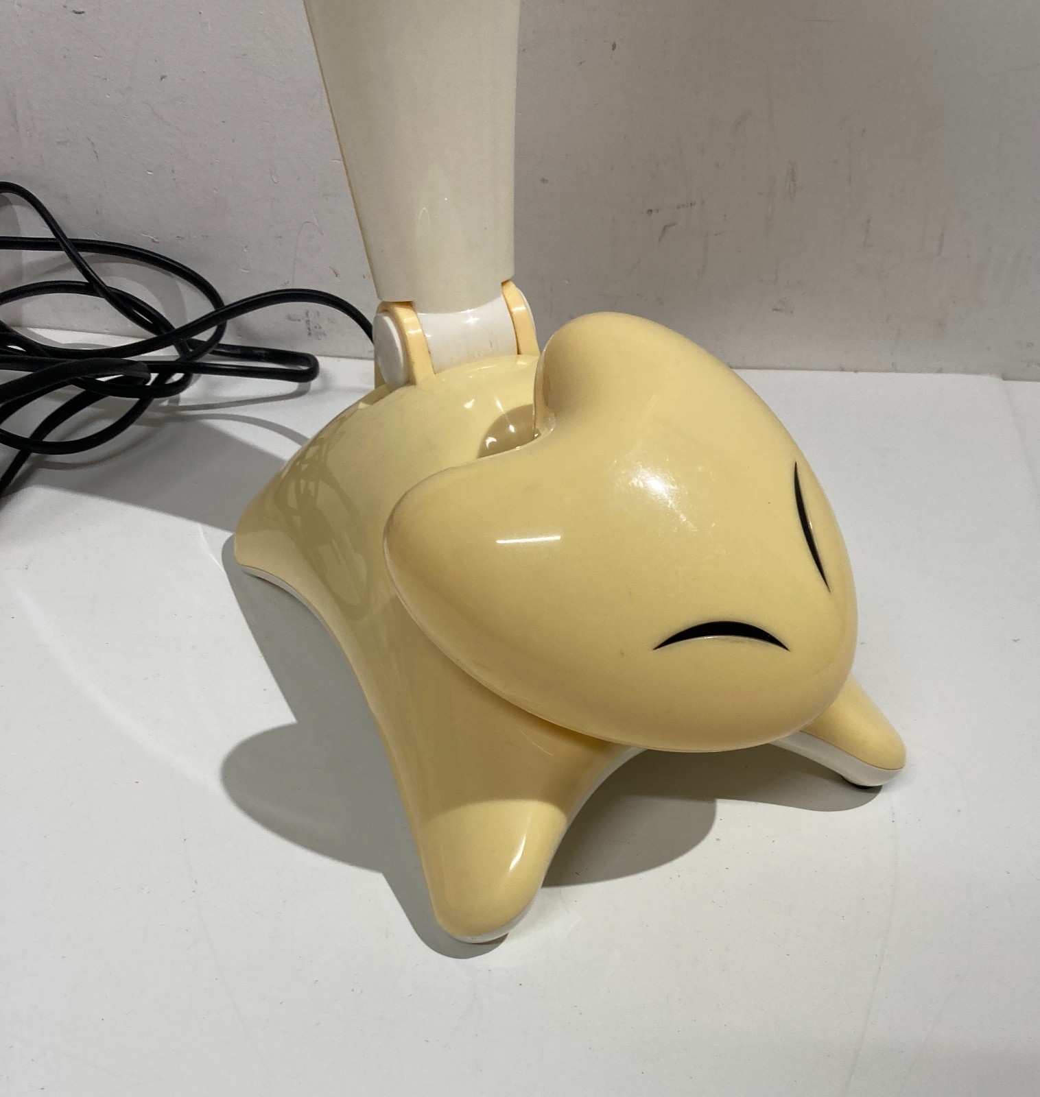 Lampada Da Scrivania Pieghevole In Plastica, Design Anni '80 Con Elemento A Cuore