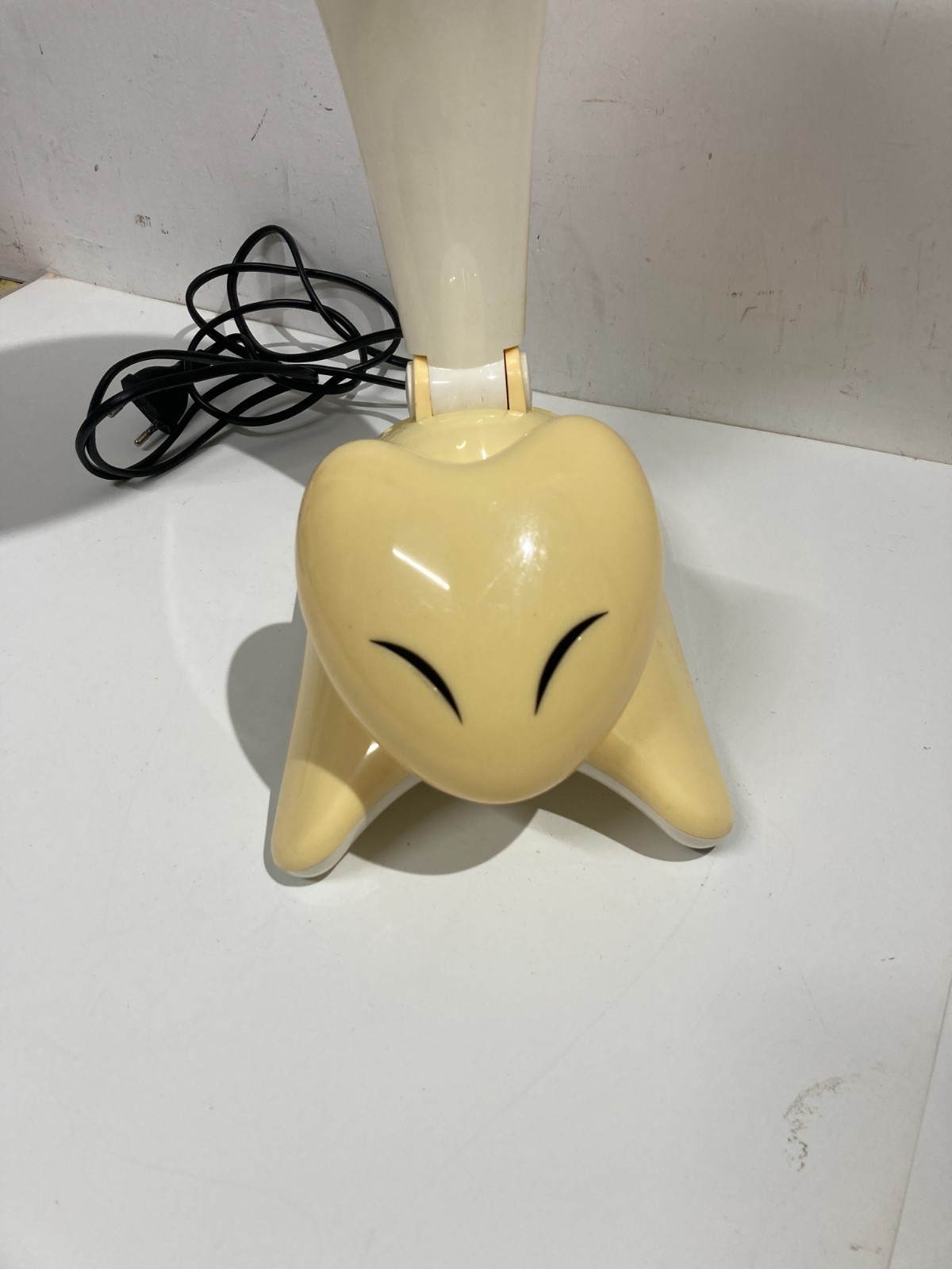 Lampada Da Scrivania Pieghevole In Plastica, Design Anni '80 Con Elemento A Cuore