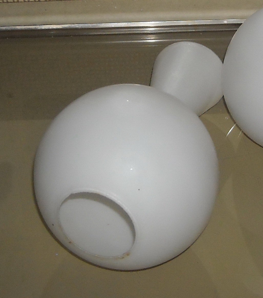 Modernariato E Design: Coppa Per Lampada In Vetro d'Epoca Dal Modellato Sinuoso