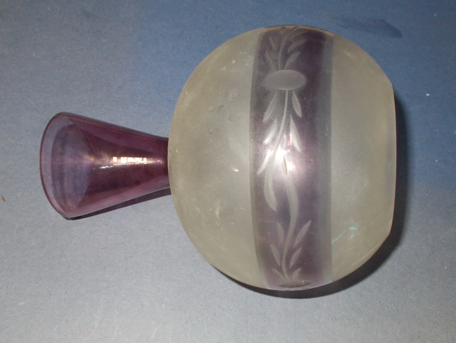 Modernariato E Design: Coppa Per Lampada In Vetro d'Epoca Dal Sinuoso Modellato