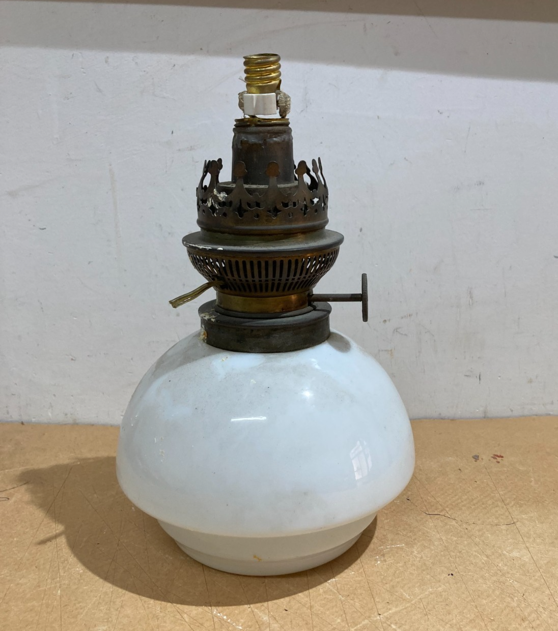 Antica Lampada In Vetro Opaline Bianco, Lume Da Collezione Rond Parisien