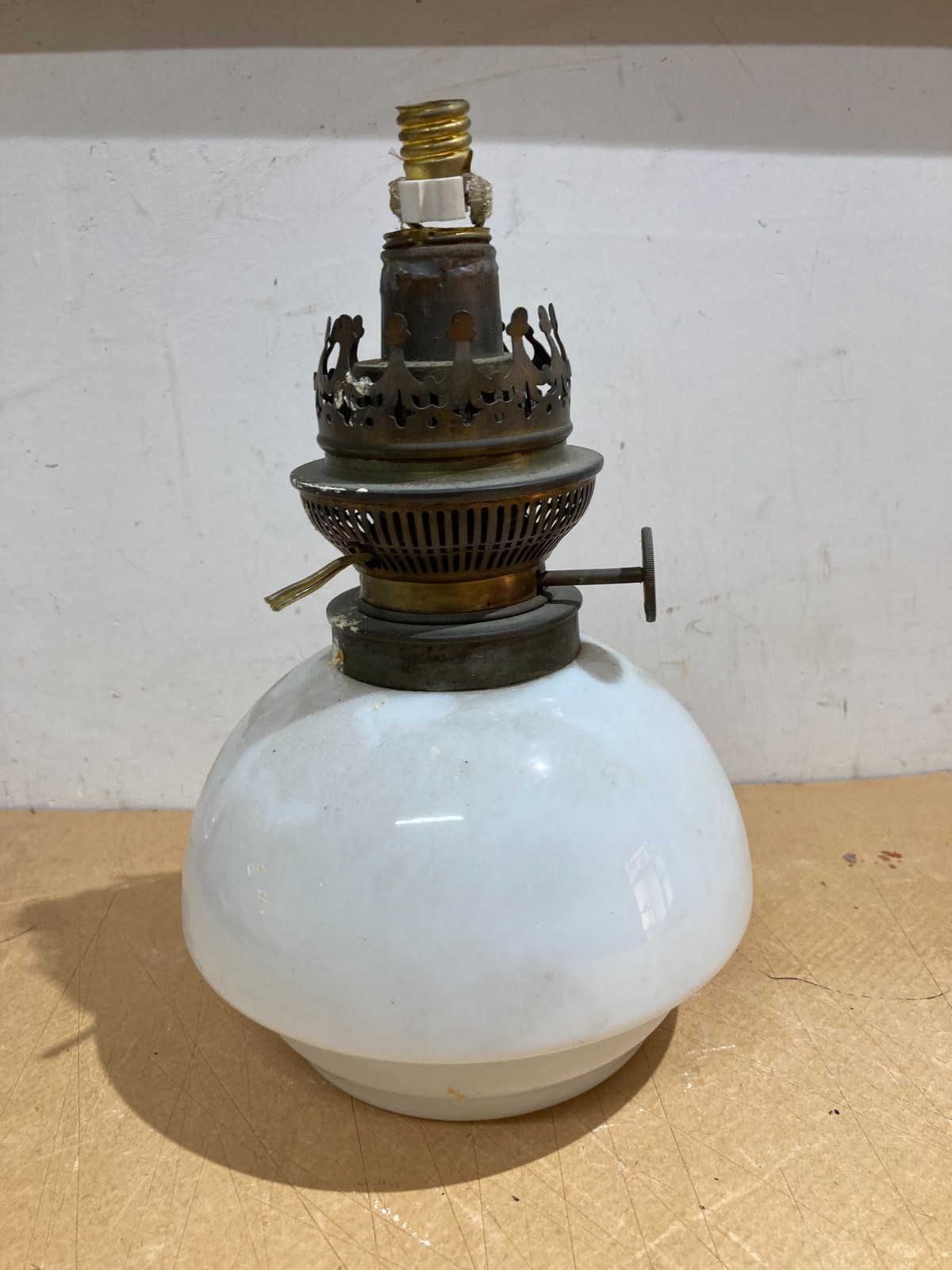 Antica Lampada In Vetro Opaline Bianco, Lume Da Collezione Rond Parisien