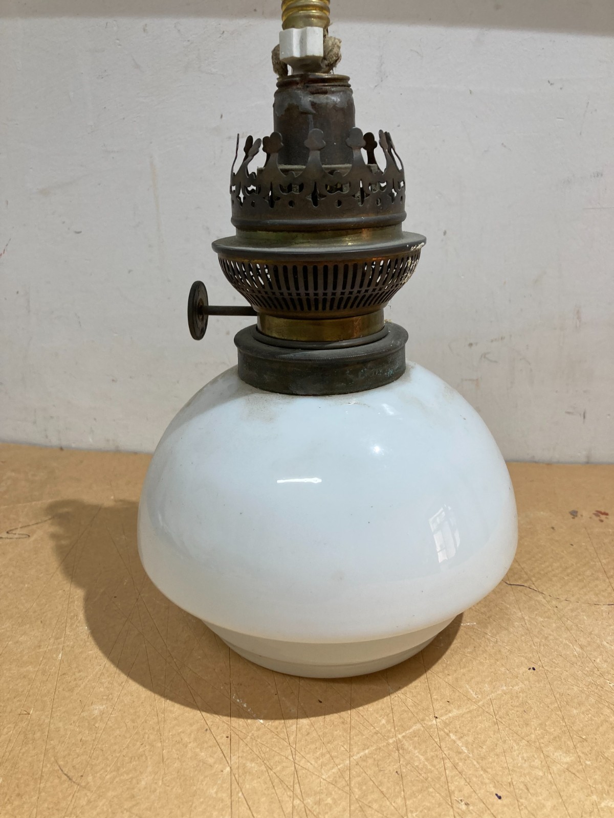 Antica Lampada In Vetro Opaline Bianco, Lume Da Collezione Rond Parisien