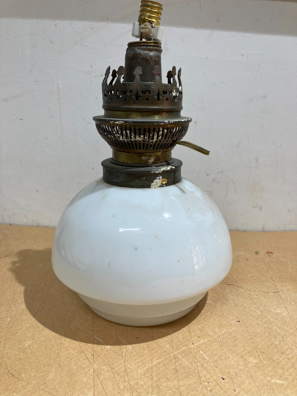 Antica Lampada In Vetro Opaline Bianco, Lume Da Collezione Rond Parisien