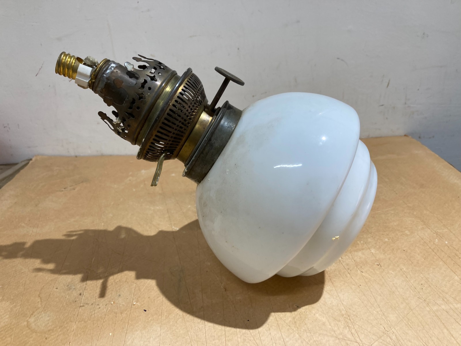 Antica Lampada In Vetro Opaline Bianco, Lume Da Collezione Rond Parisien