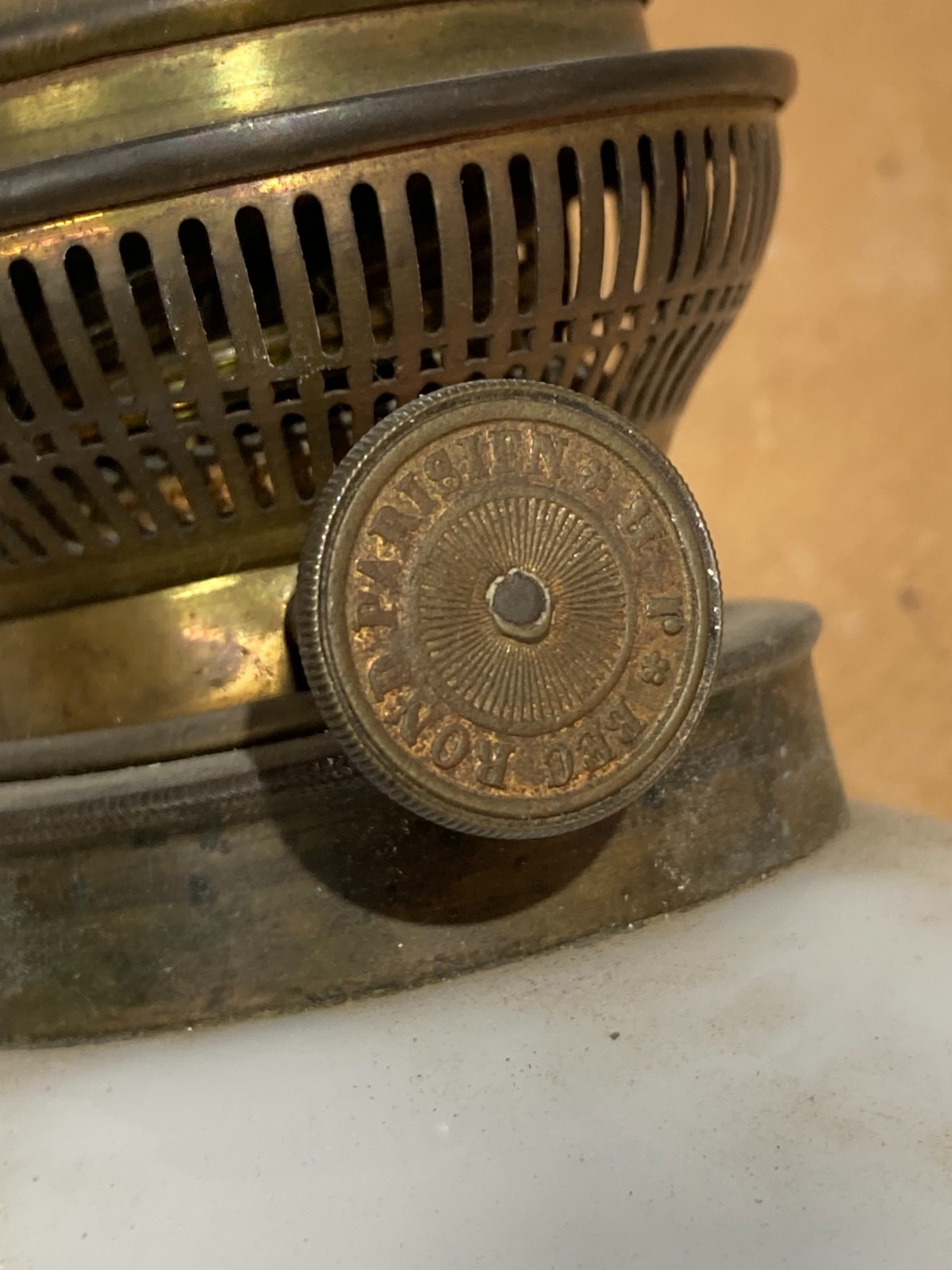 Antica Lampada In Vetro Opaline Bianco, Lume Da Collezione Rond Parisien