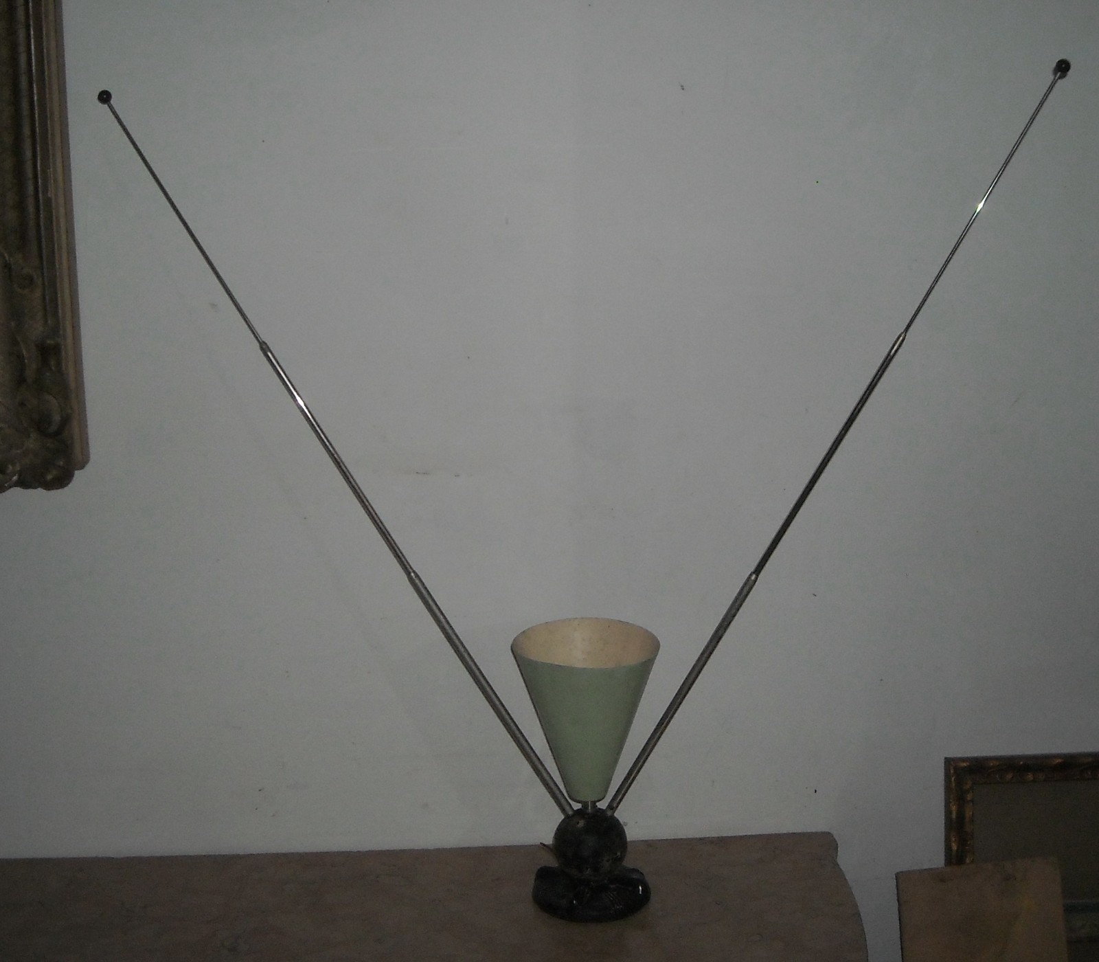 Lampada Da Tavolo Con Antenne Radio TV d'Epoca