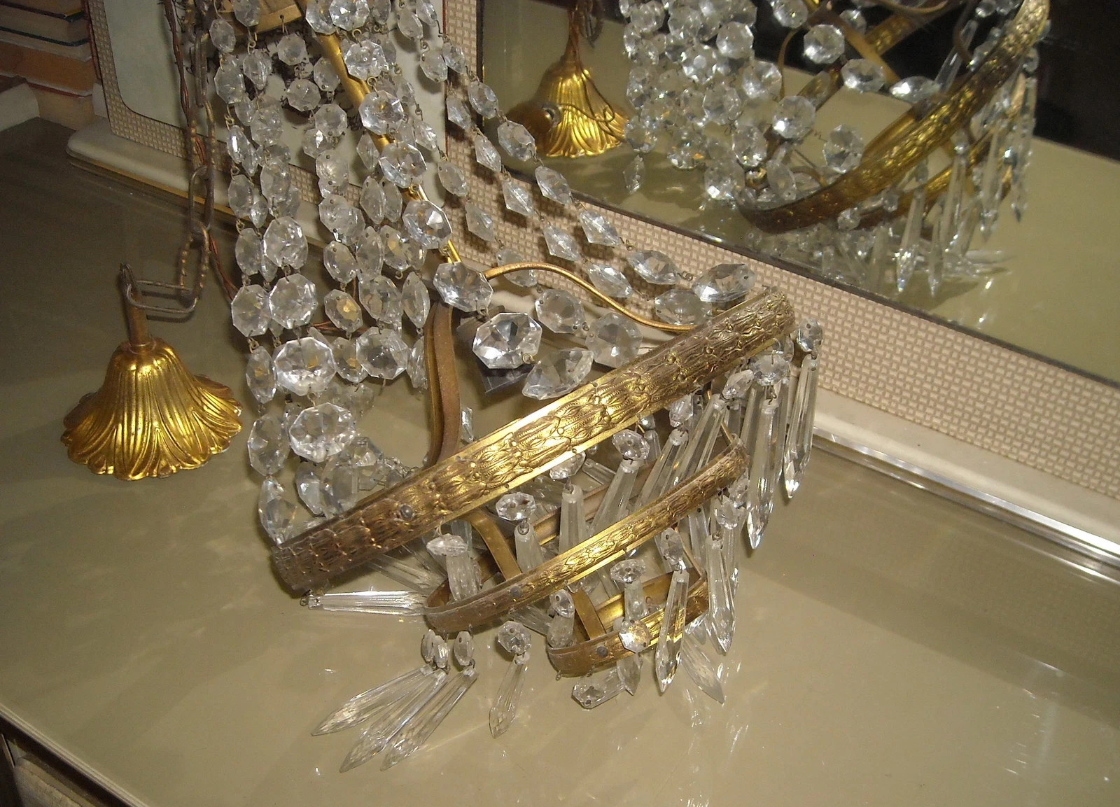 Lampadario In Ottone Dorato Con Prismi In Vetro