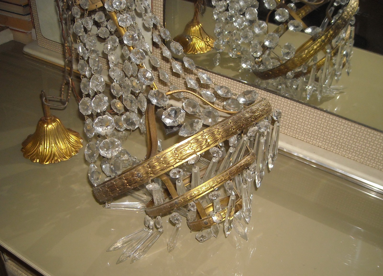 Lampadario In Ottone Dorato Con Prismi In Vetro