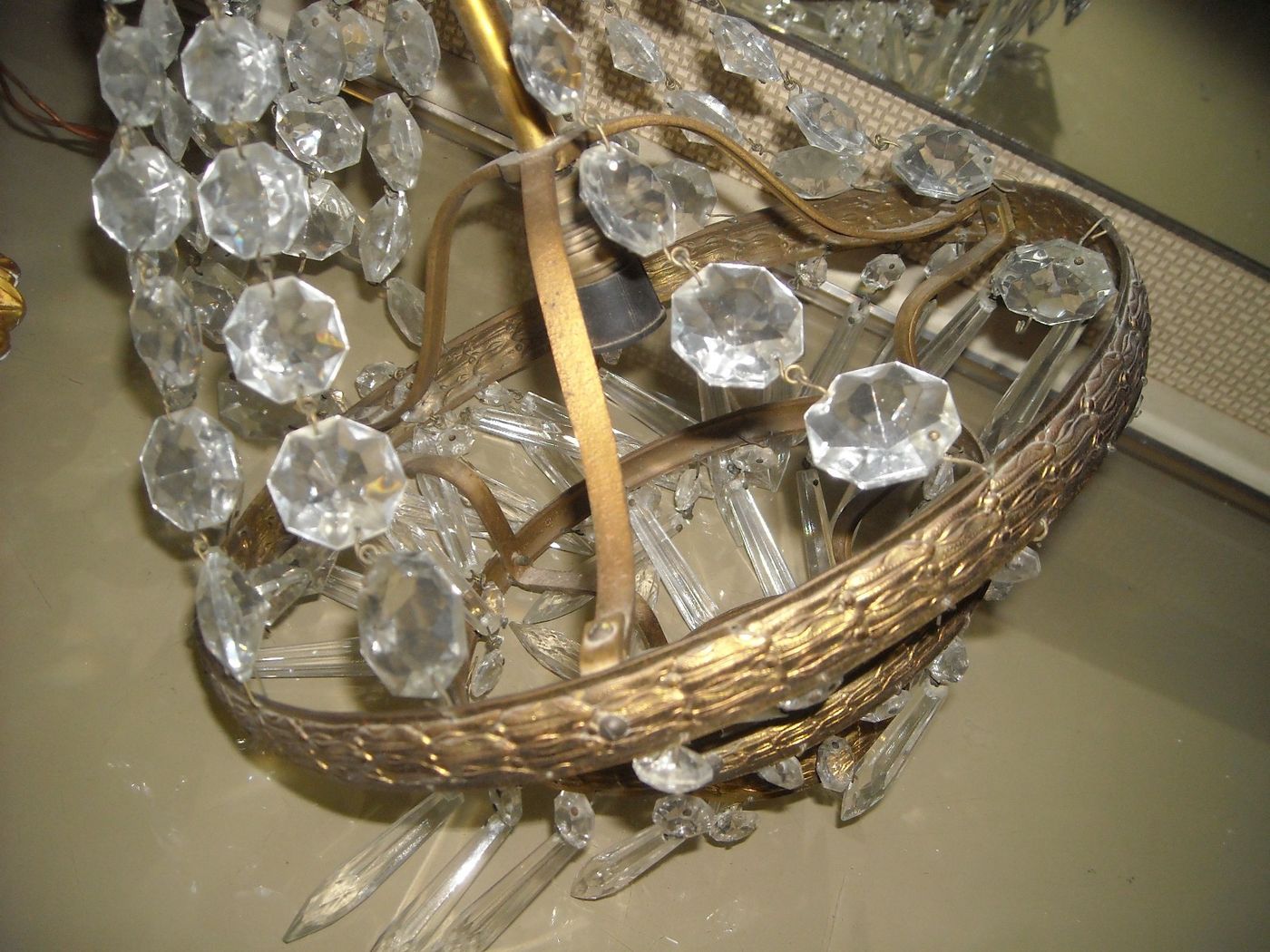 Lampadario In Ottone Dorato Con Prismi In Vetro