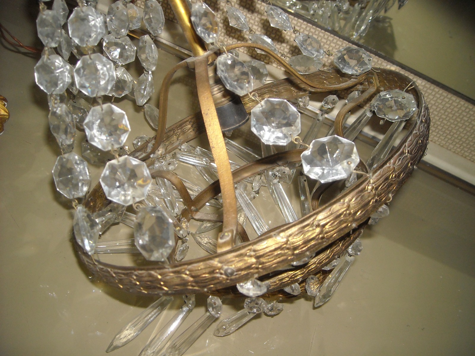Lampadario In Ottone Dorato Con Prismi In Vetro