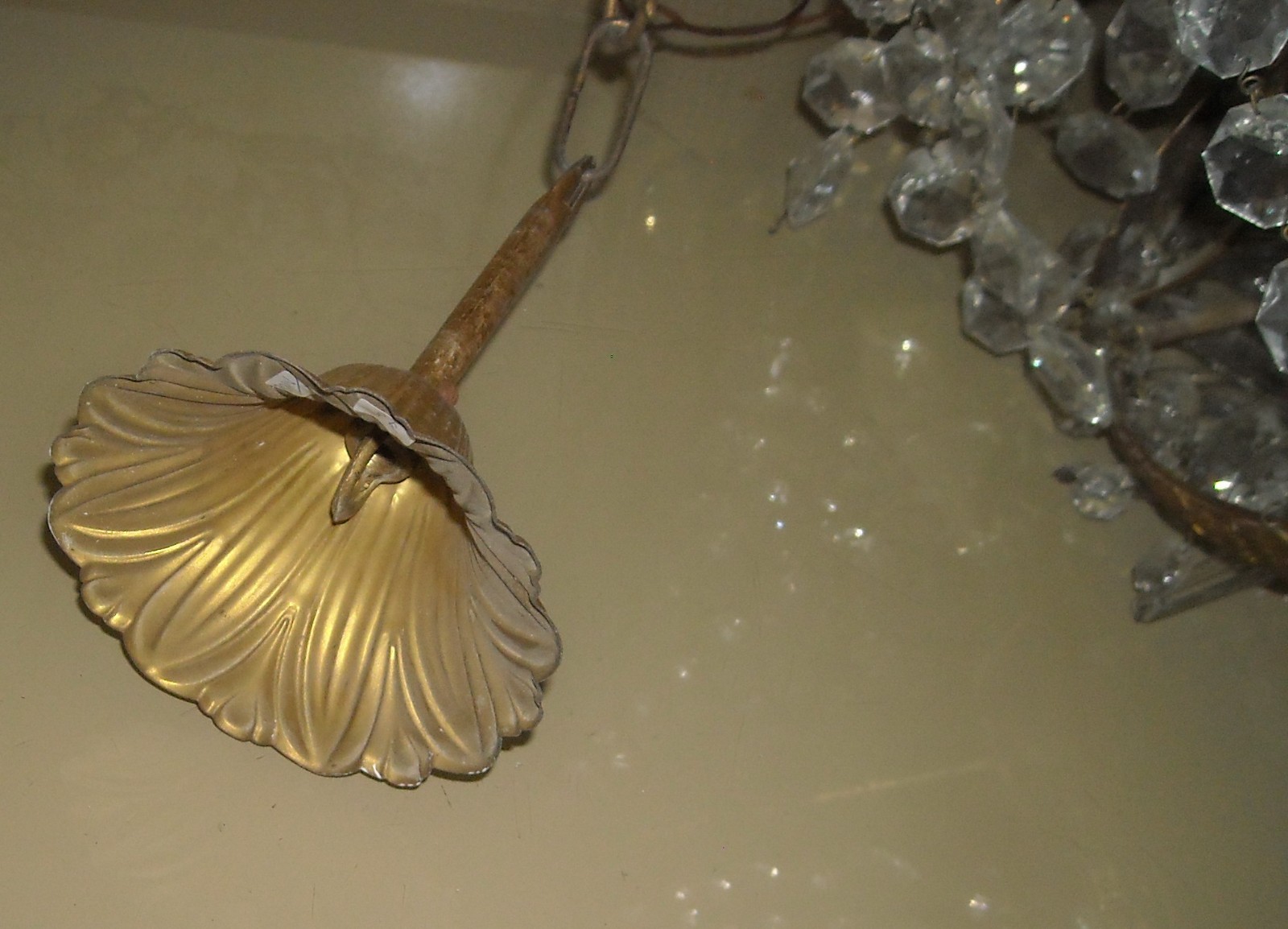 Lampadario In Ottone Dorato Con Prismi In Vetro