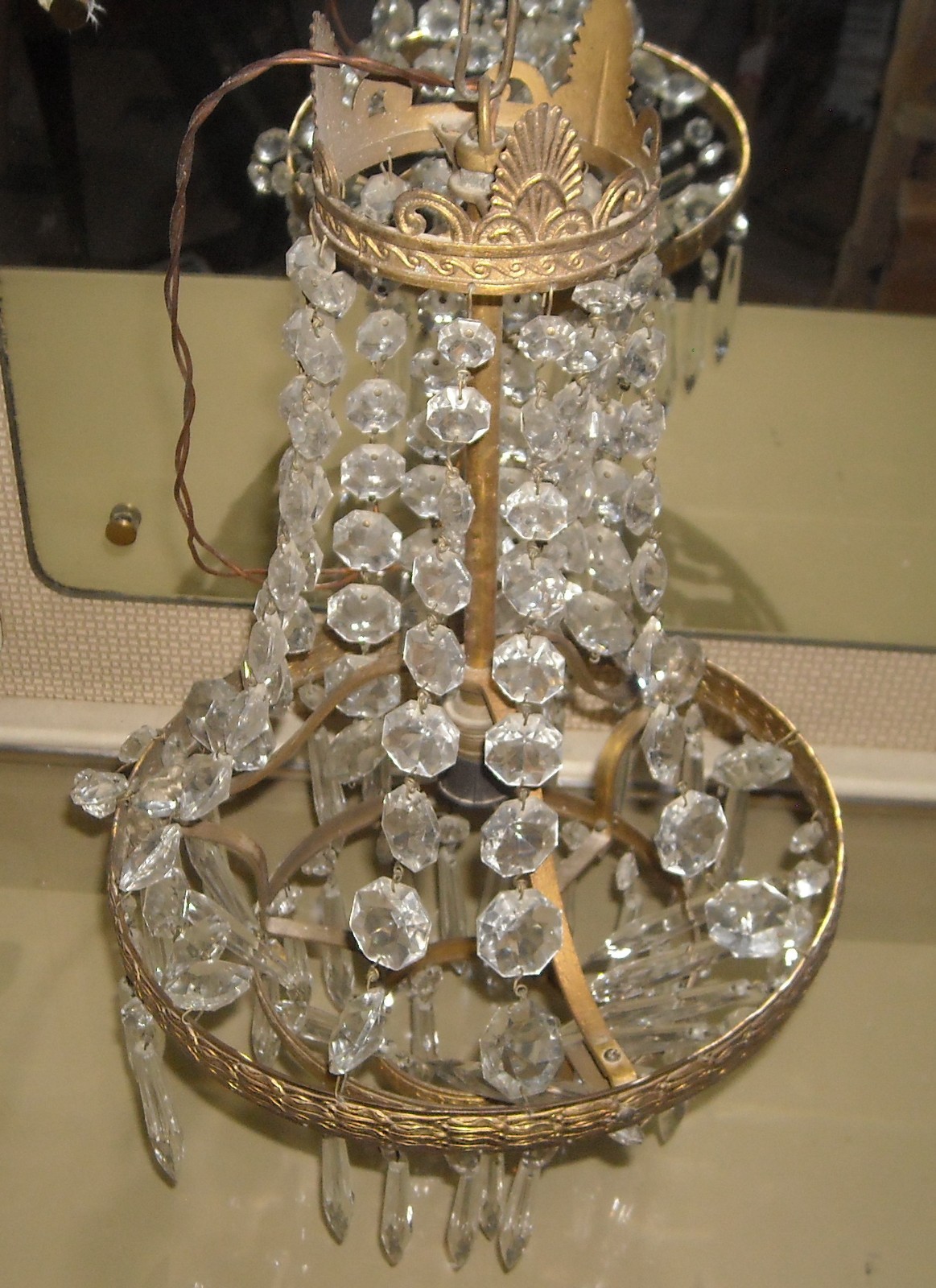 Lampadario In Ottone Dorato Con Prismi In Vetro