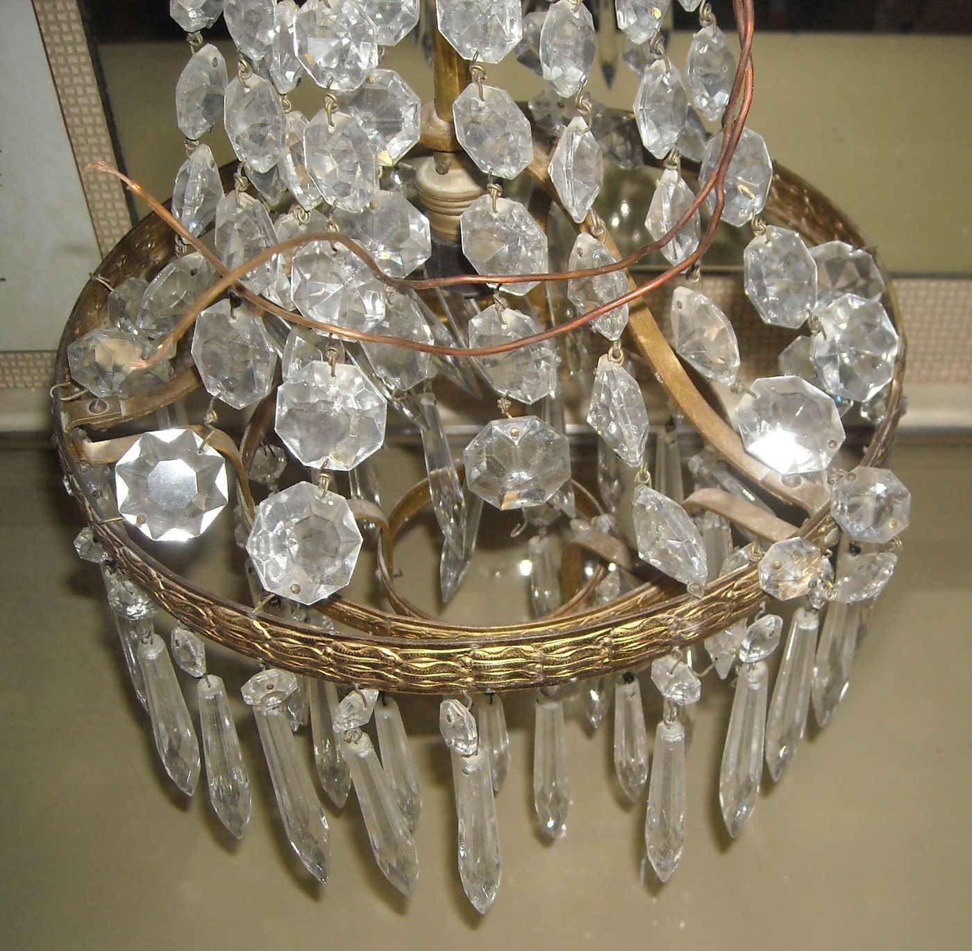 Lampadario In Ottone Dorato Con Prismi In Vetro