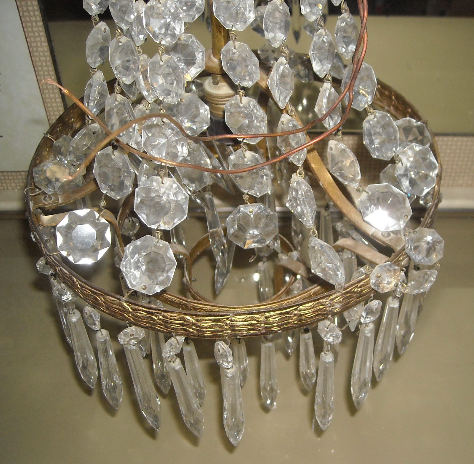 Lampadario In Ottone Dorato Con Prismi In Vetro