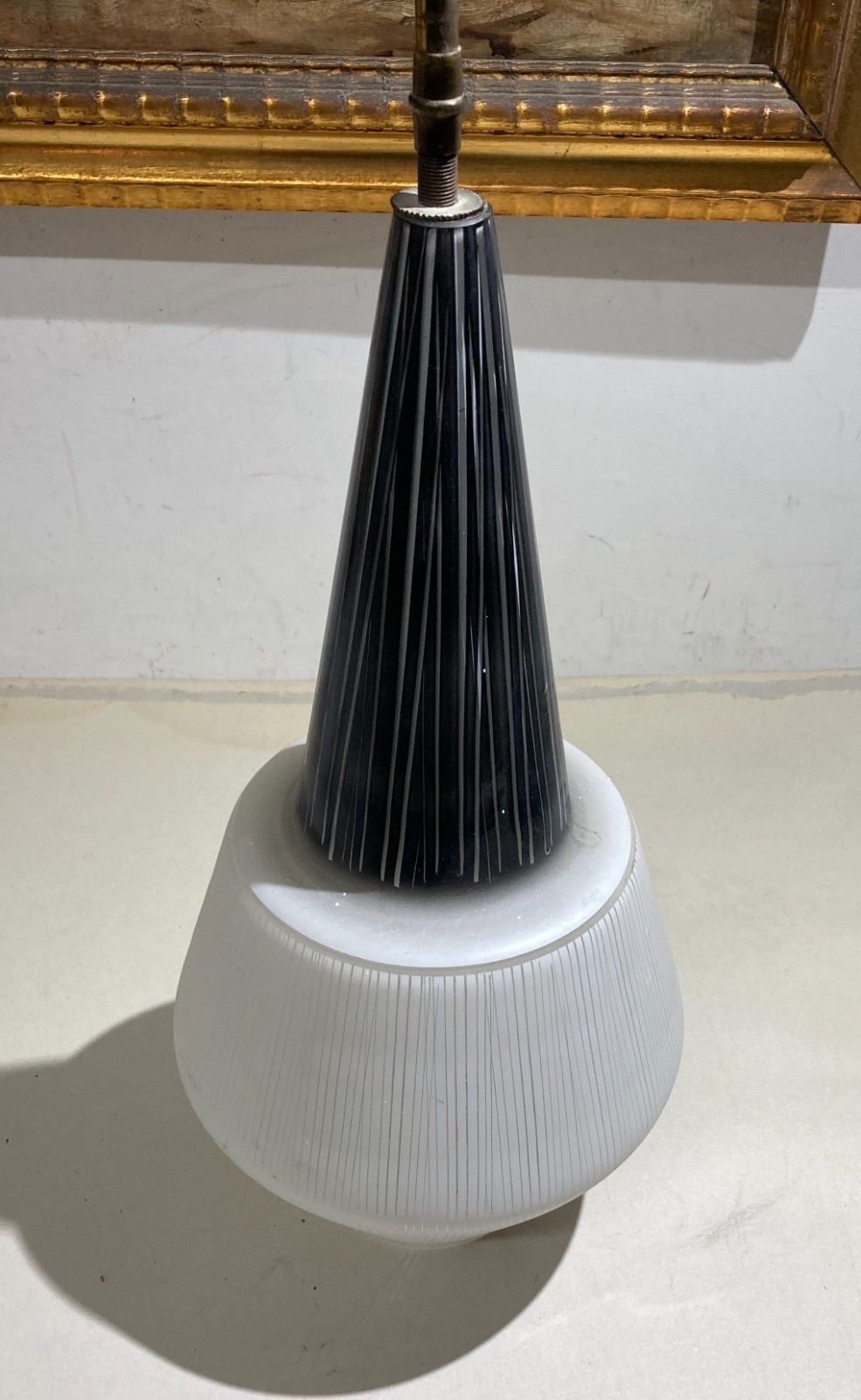 Modernariato, Design: Stilizzata Lampada A Sospensione In Vetro Decorativo