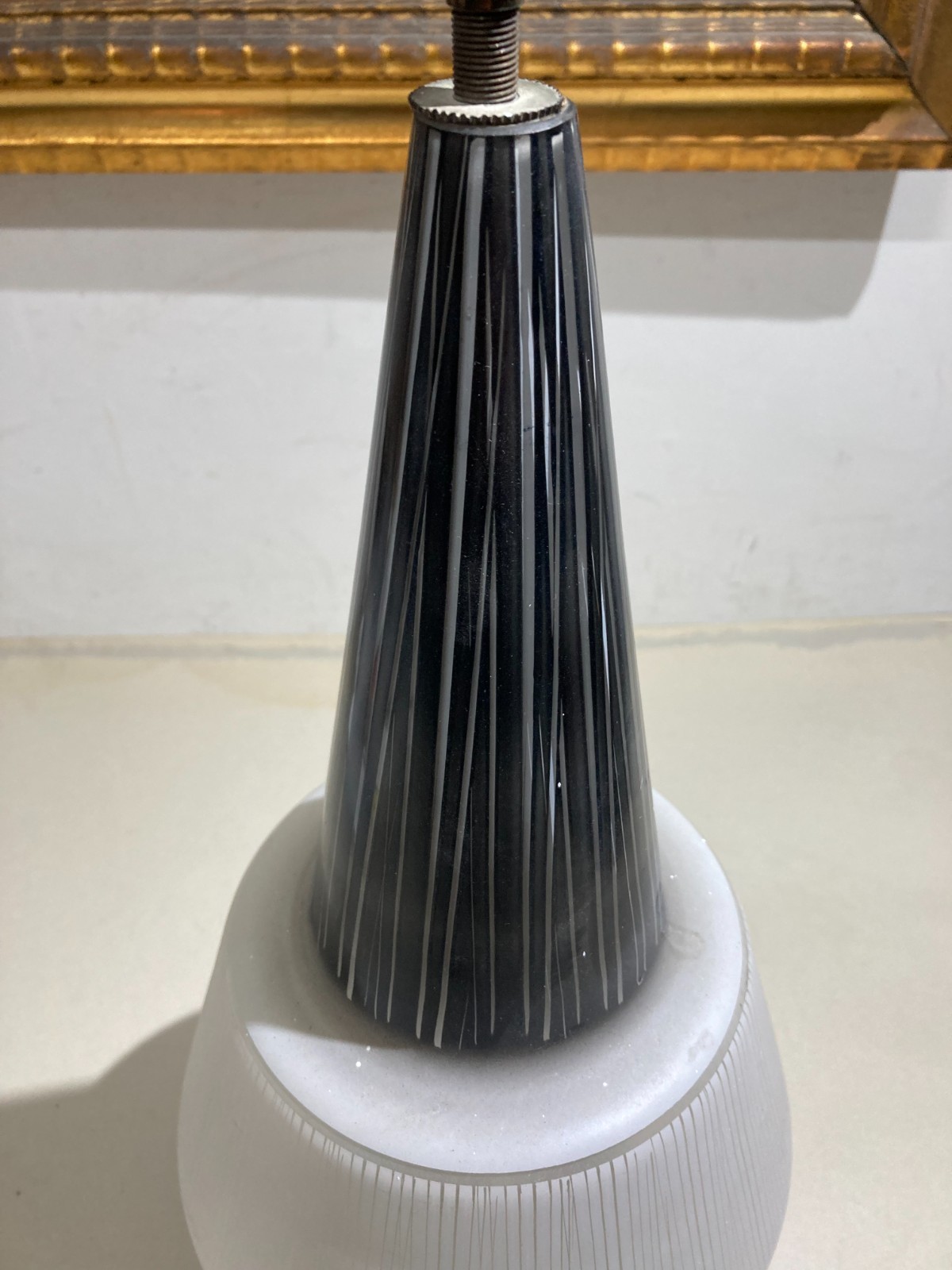 Modernariato, Design: Stilizzata Lampada A Sospensione In Vetro Decorativo
