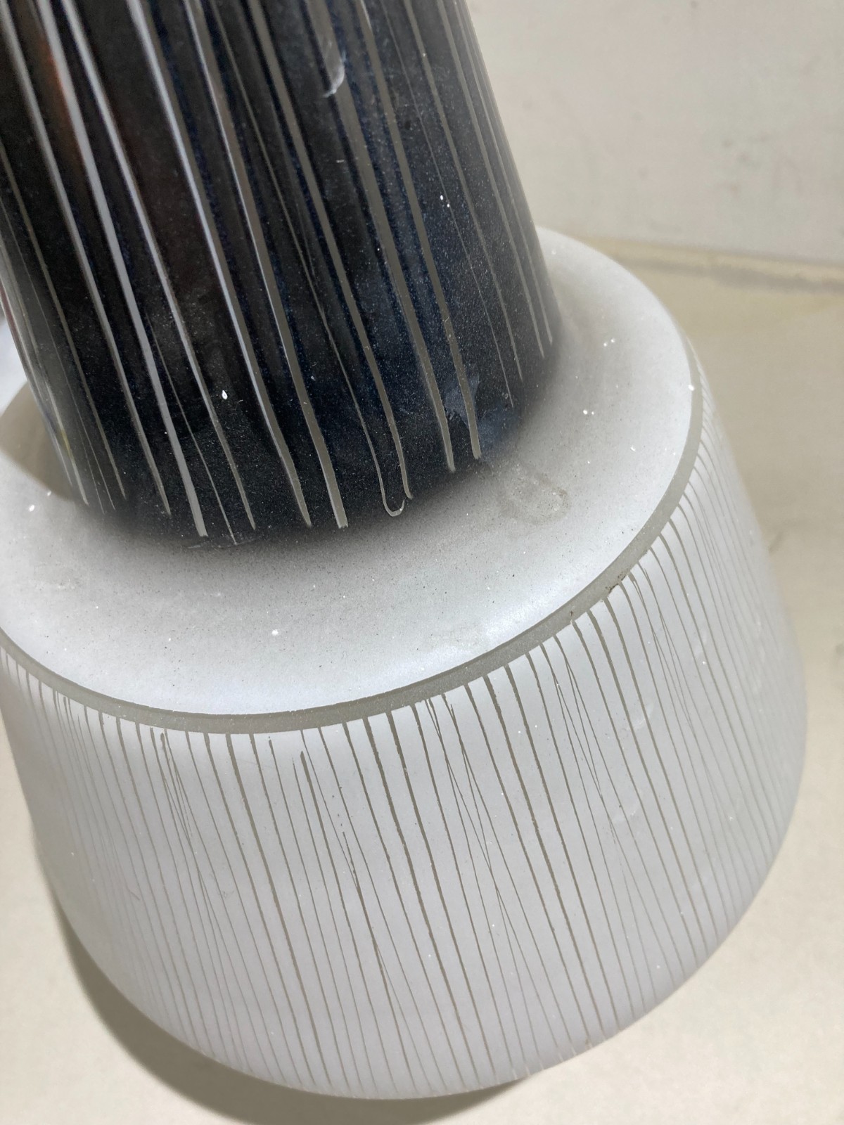 Modernariato, Design: Stilizzata Lampada A Sospensione In Vetro Decorativo