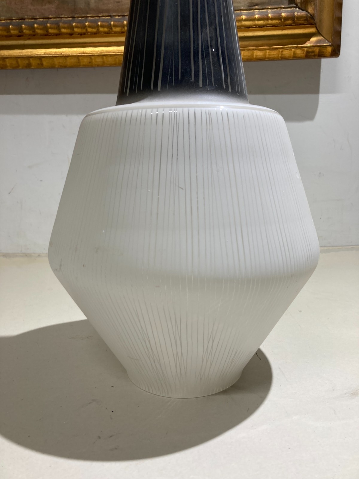 Modernariato, Design: Stilizzata Lampada A Sospensione In Vetro Decorativo