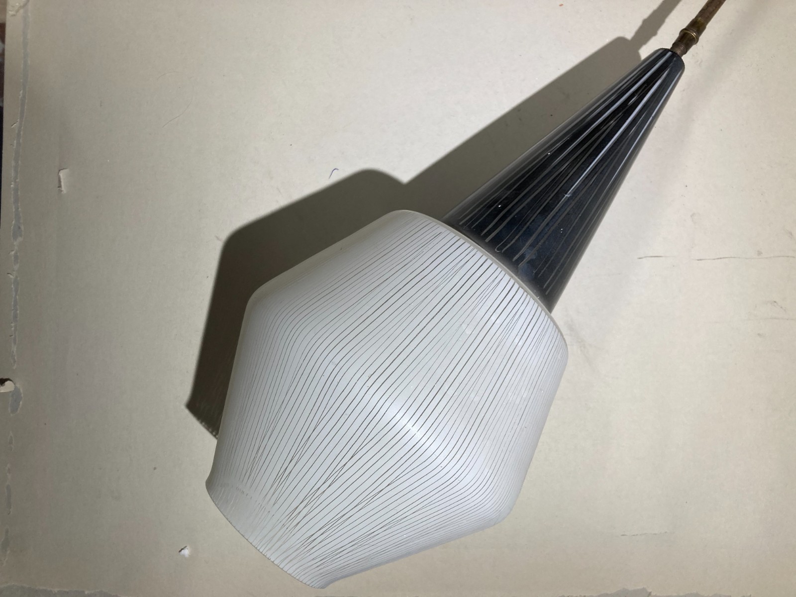 Modernariato, Design: Stilizzata Lampada A Sospensione In Vetro Decorativo