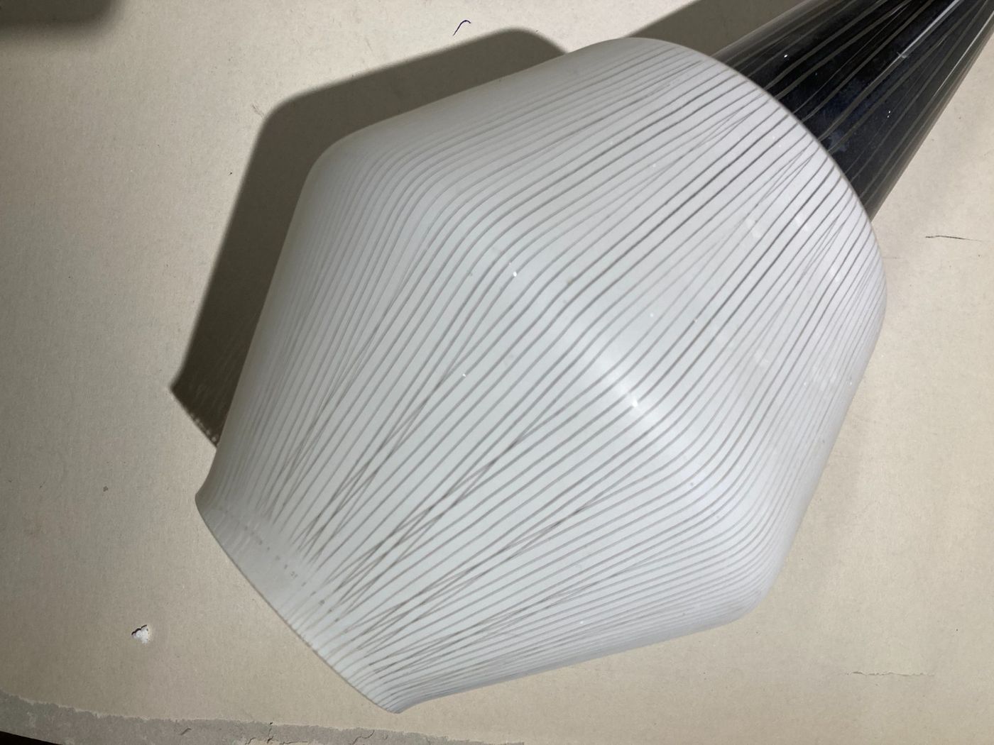 Modernariato, Design: Stilizzata Lampada A Sospensione In Vetro Decorativo