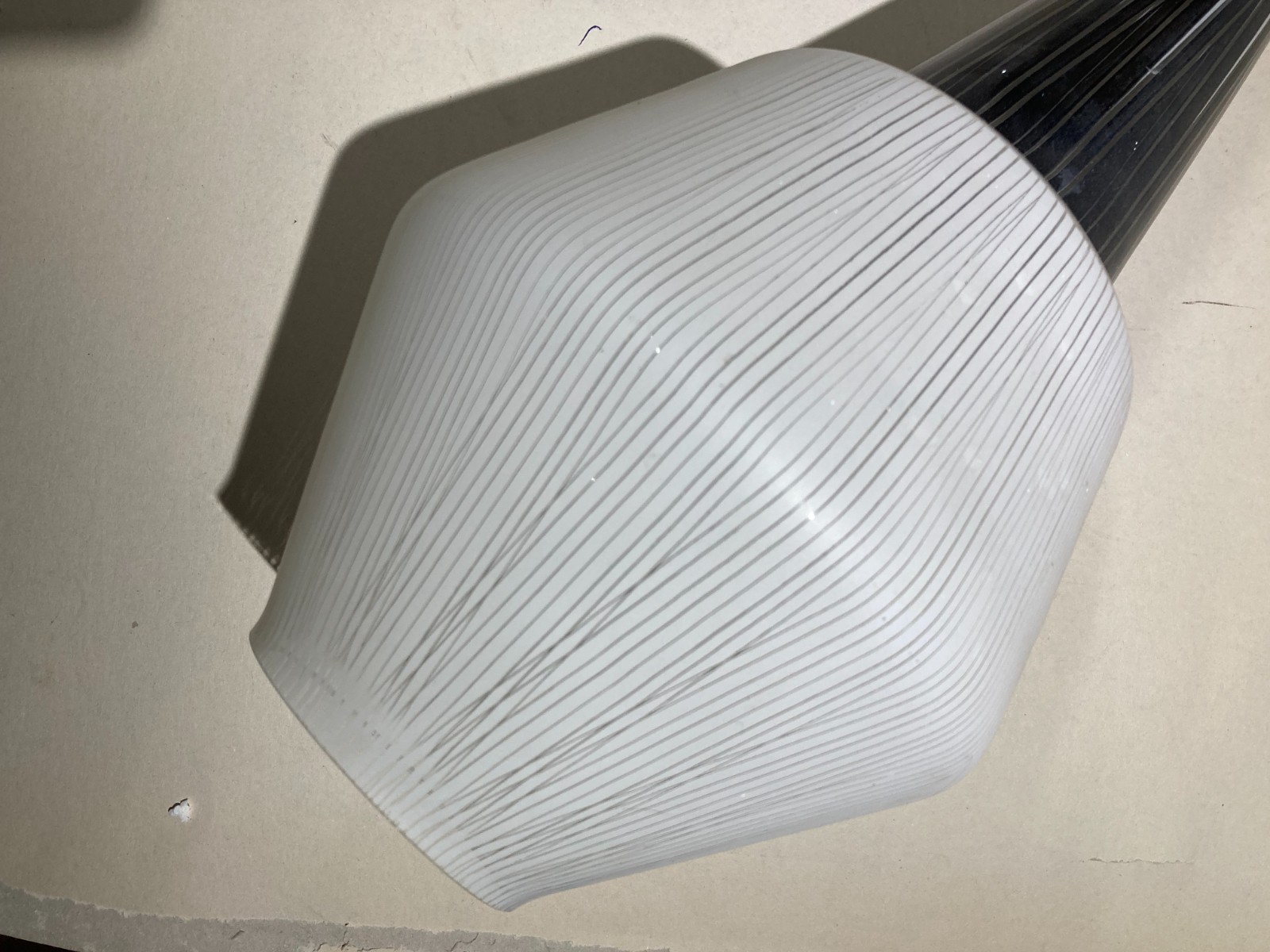 Modernariato, Design: Stilizzata Lampada A Sospensione In Vetro Decorativo