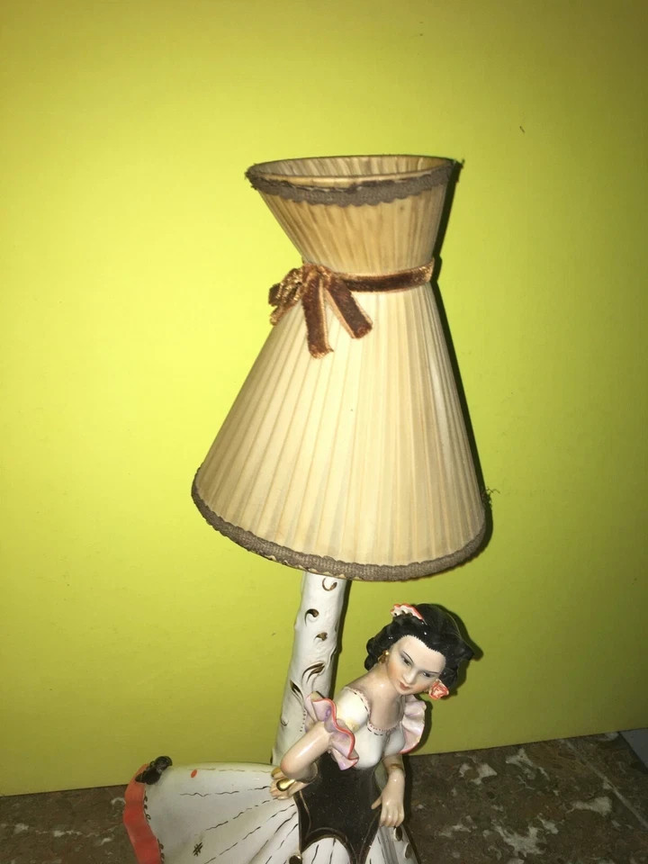 Artistica Scultura In Ceramica Girardi: Lampada Decorativa d'Epoca, Ballo E Danza