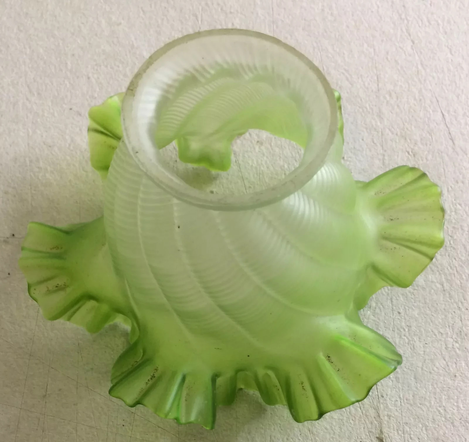 Lampade Antiche: Coppa In Vetro Con Modellato Floreale Liberty d'Epoca