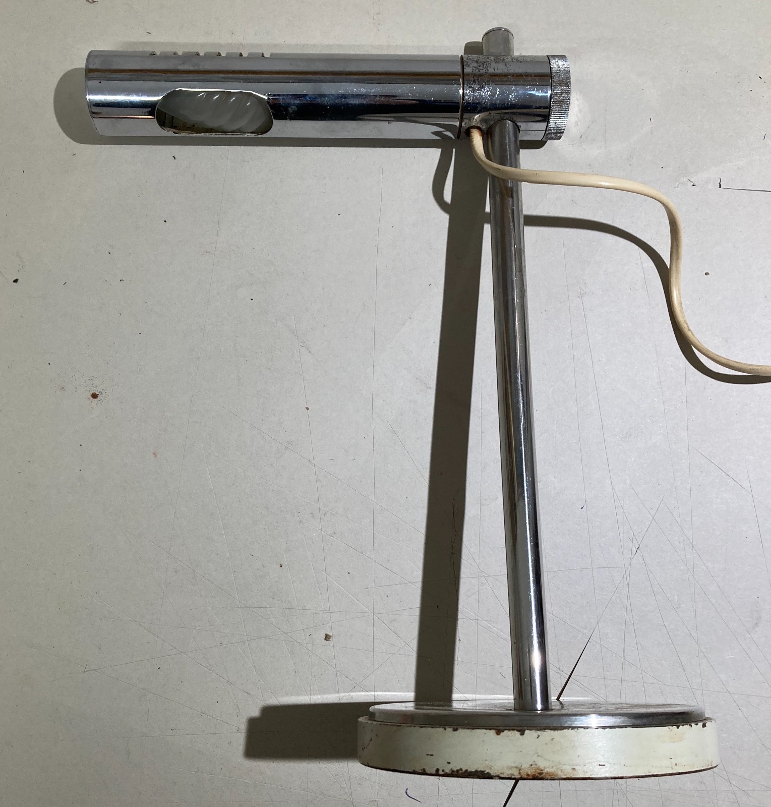 Lampada Da Tavolo Stilizzata, Design Modernariato