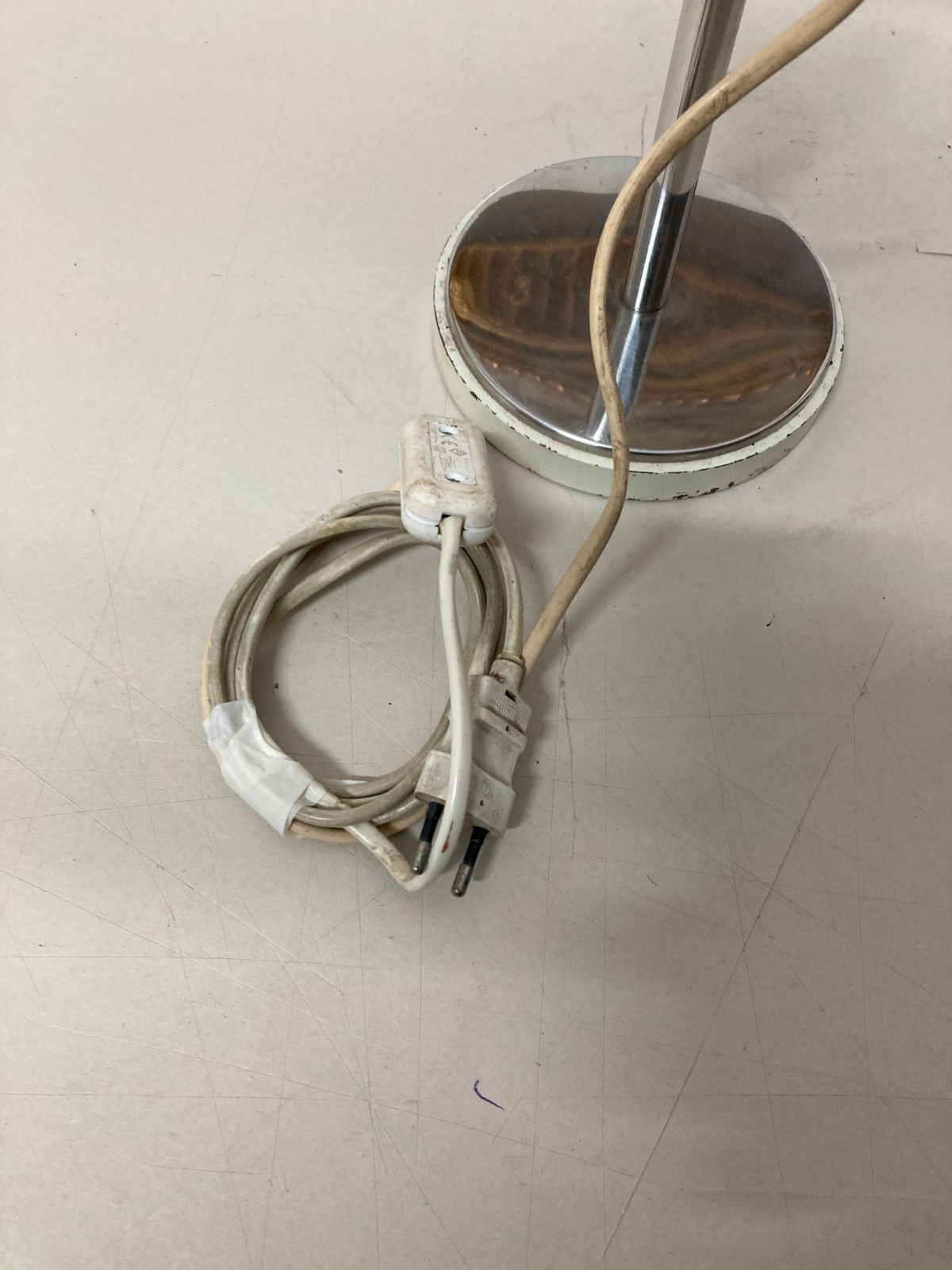 Lampada Da Tavolo Stilizzata, Design Modernariato