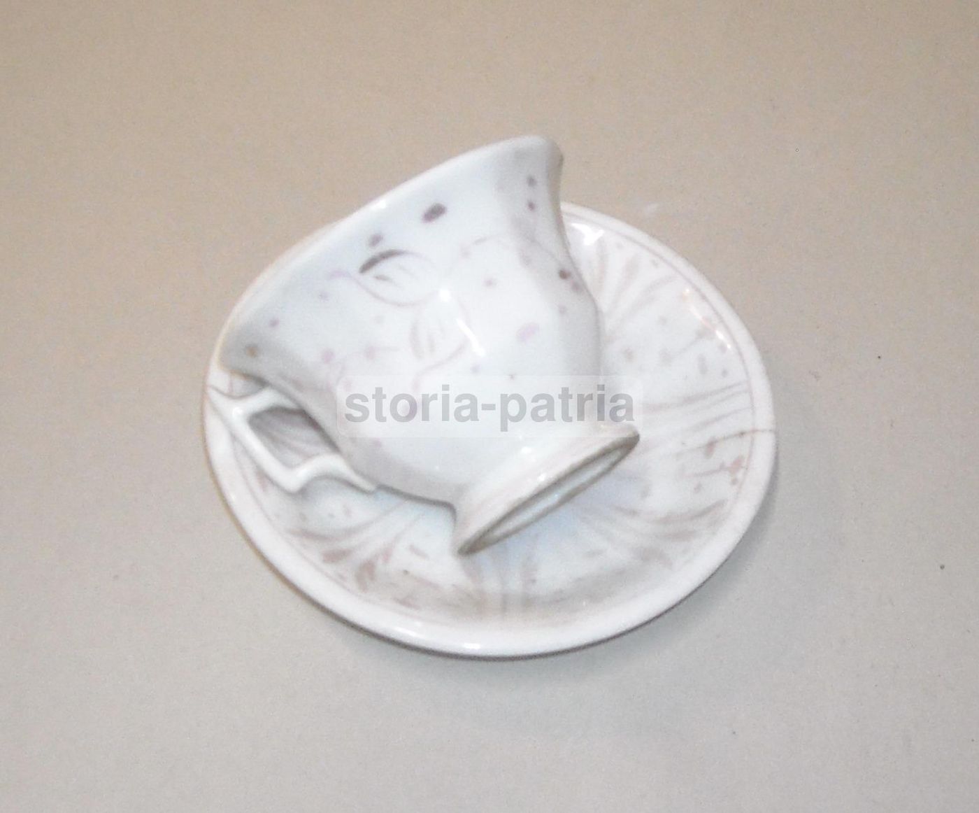 Tazza Con Piattino In Porcellana Decorata Oro (XIX Secolo)