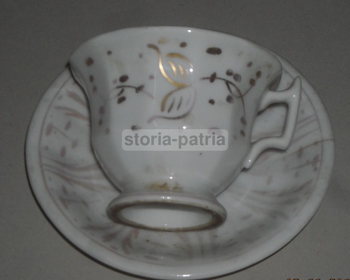 Tazza Con Piattino In Porcellana Decorata Oro (XIX Secolo)