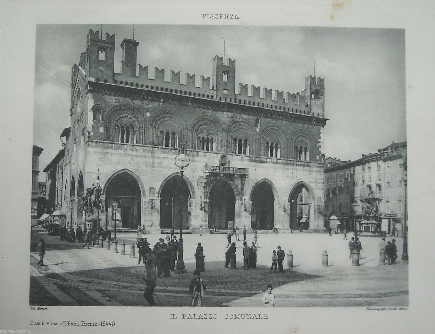 Piacenza, Il Palazzo Comunale. Foto Alinari, Epoca Anni '20