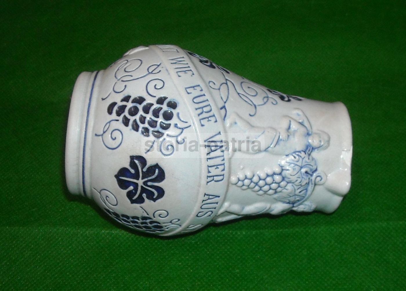 Brocca Decorativa In Ceramica A Tema Enologico Con Puttini E Uva, Metà Del XX Secolo