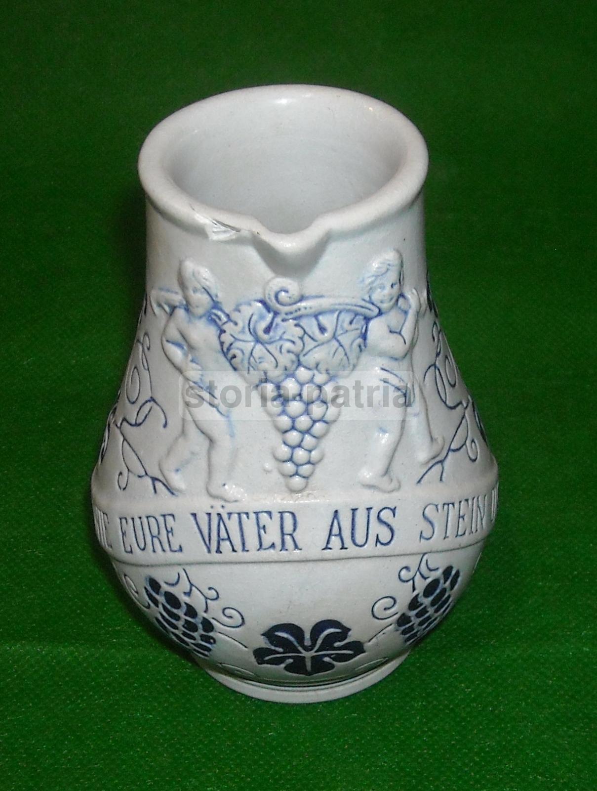 Brocca Decorativa In Ceramica A Tema Enologico Con Puttini E Uva, Metà Del XX Secolo